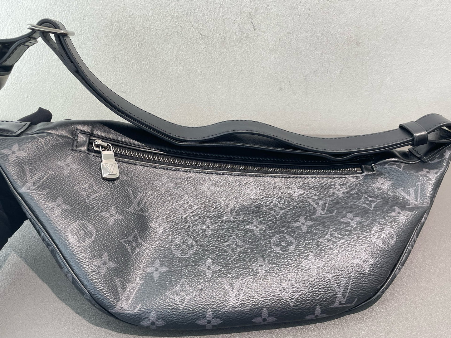 Louis Vuitton - Discovery Bum Bag - Monogram Eclipse coated canvas with leather trim - Black - (Medium)