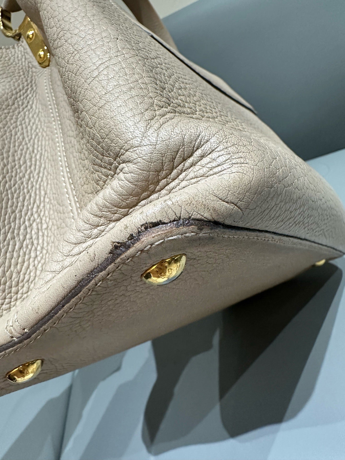 Louis Vuitton - Capucines GM - Taurillon leather - Grey with Gold-Tone Hardware - (Large)