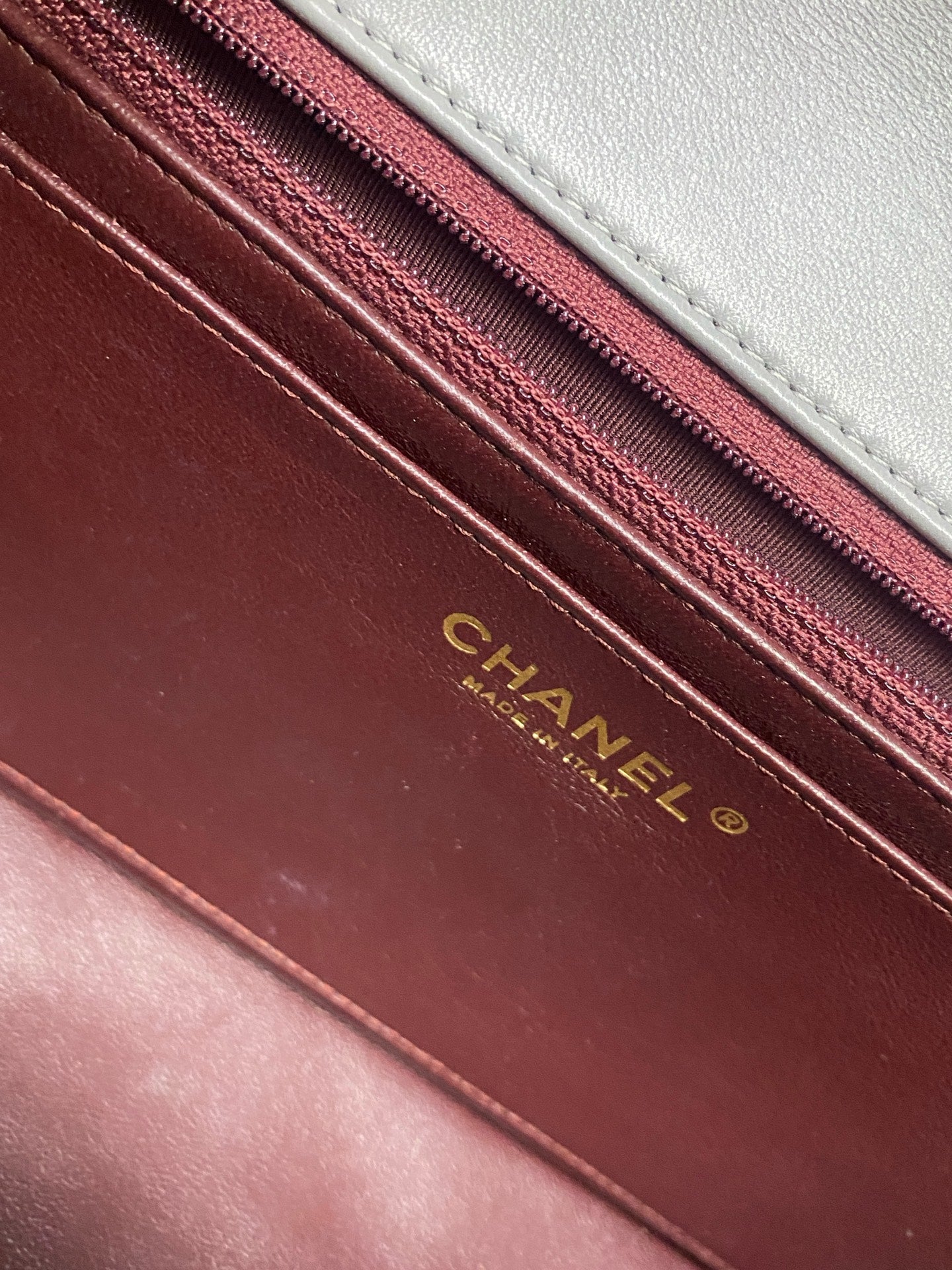 Chanel - Seasonal Classic Flap - Lambskin leather - Grey with Burgundy accents, Gold-Tone Hardware - (Medium)