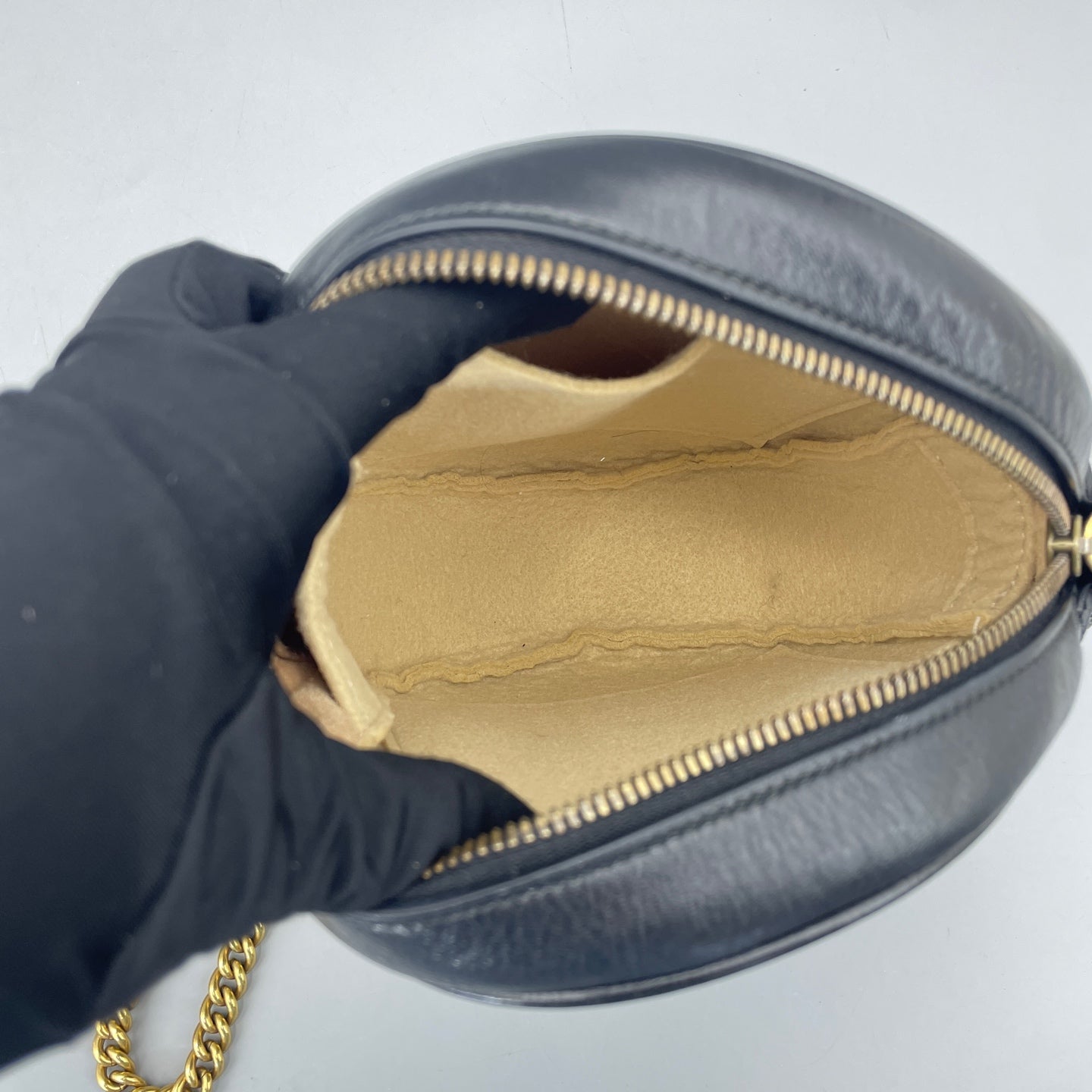 Gucci - GG Marmont Matelassé Round Mini Bag - Leather - Black - (mini)