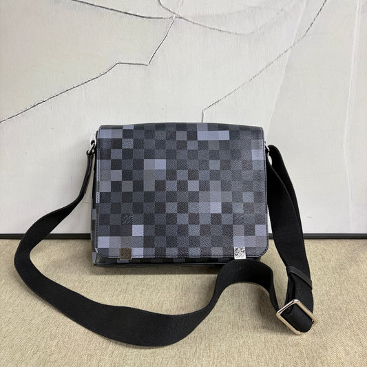 Louis Vuitton - District Messenger PM - Synthetic coated canvas with leather trim - Grey - (Medium)