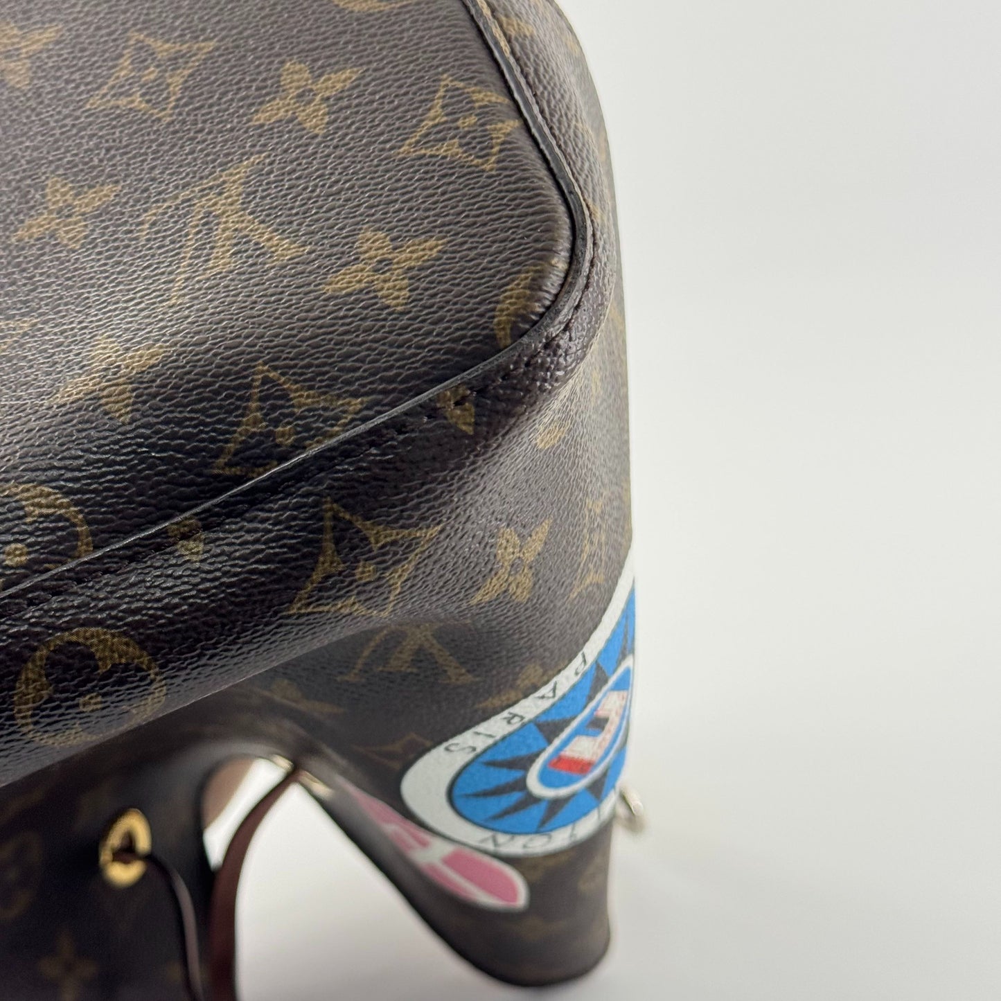 Louis Vuitton - NeoNoé World Tour/Patches - Monogram coated canvas with cowhide leather trim - Brown, Pink, Multicolour - (Medium)