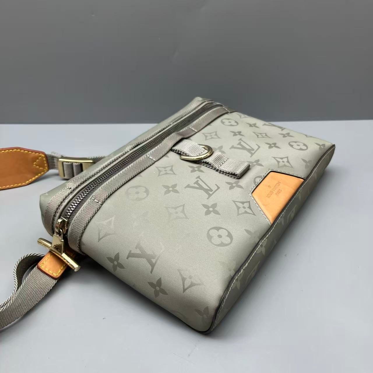 Louis Vuitton - Titanium Monogram Show Style Messenger Bag - Titanium-effect coated canvas and Vachetta leather - Grey with natural leather accents - (medium)