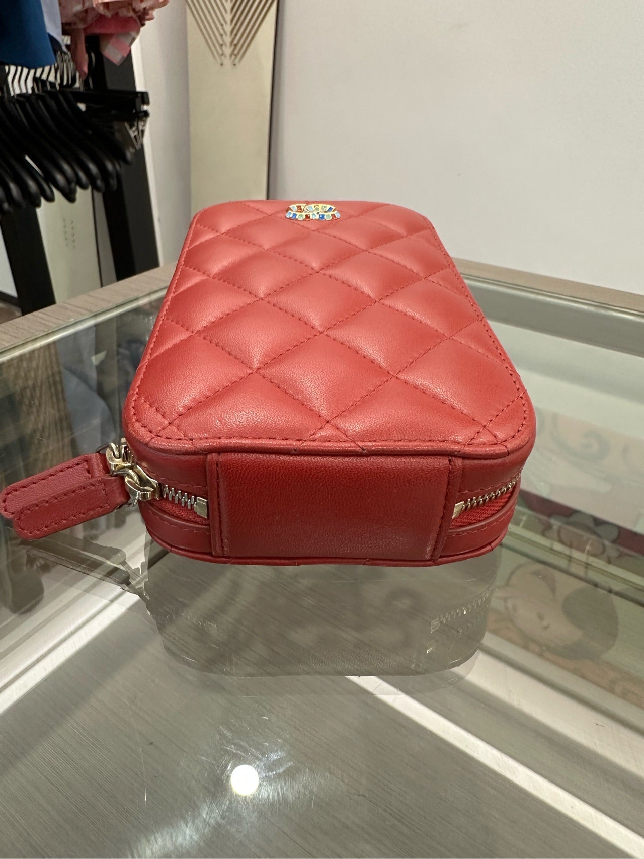 Chanel - Vertical Phone Holder Bag with Enamel CC - Lambskin leather - Red - (mini)