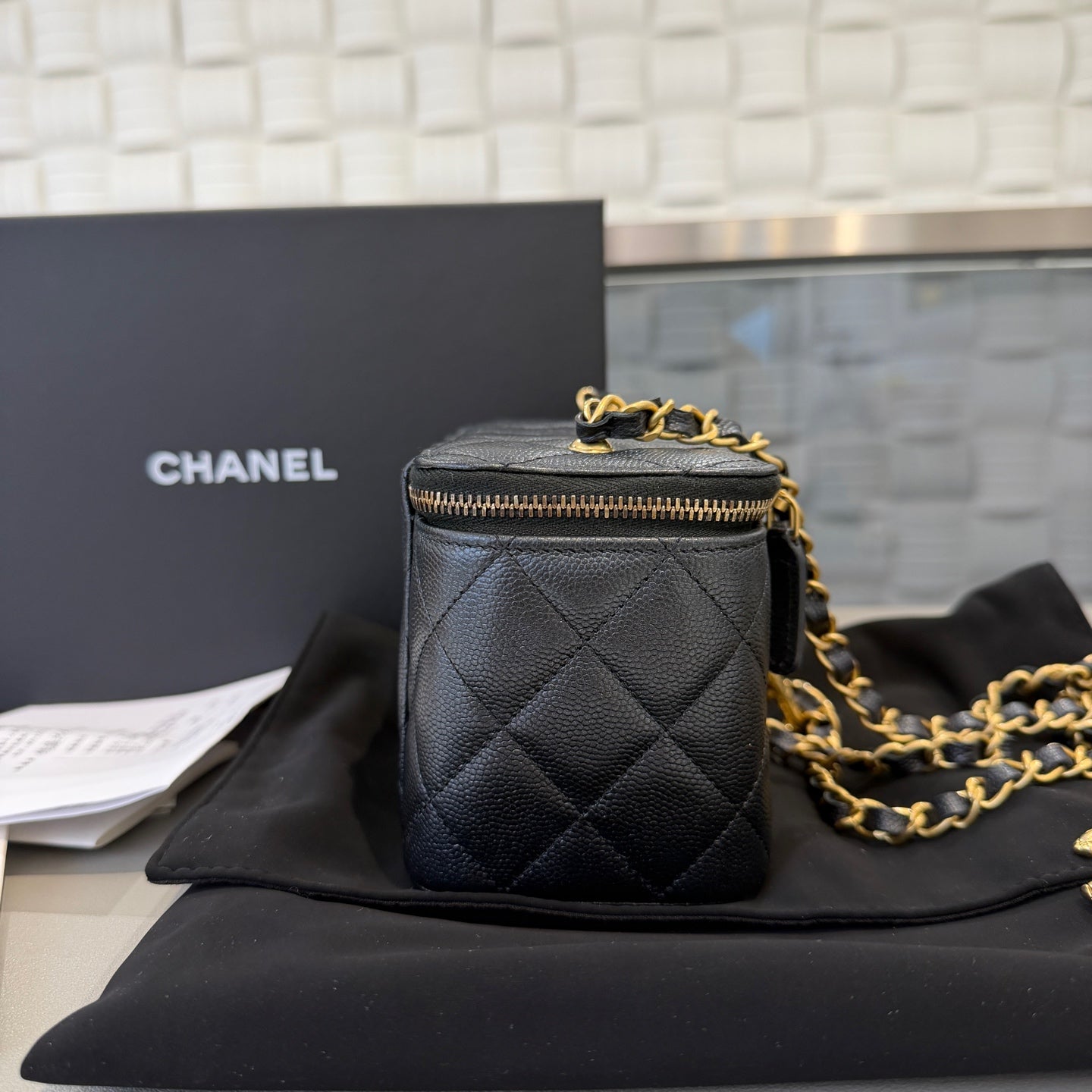 Chanel - 24S Small Quilted Vanity Case - Pearlescent caviar leather - Black - (mini)