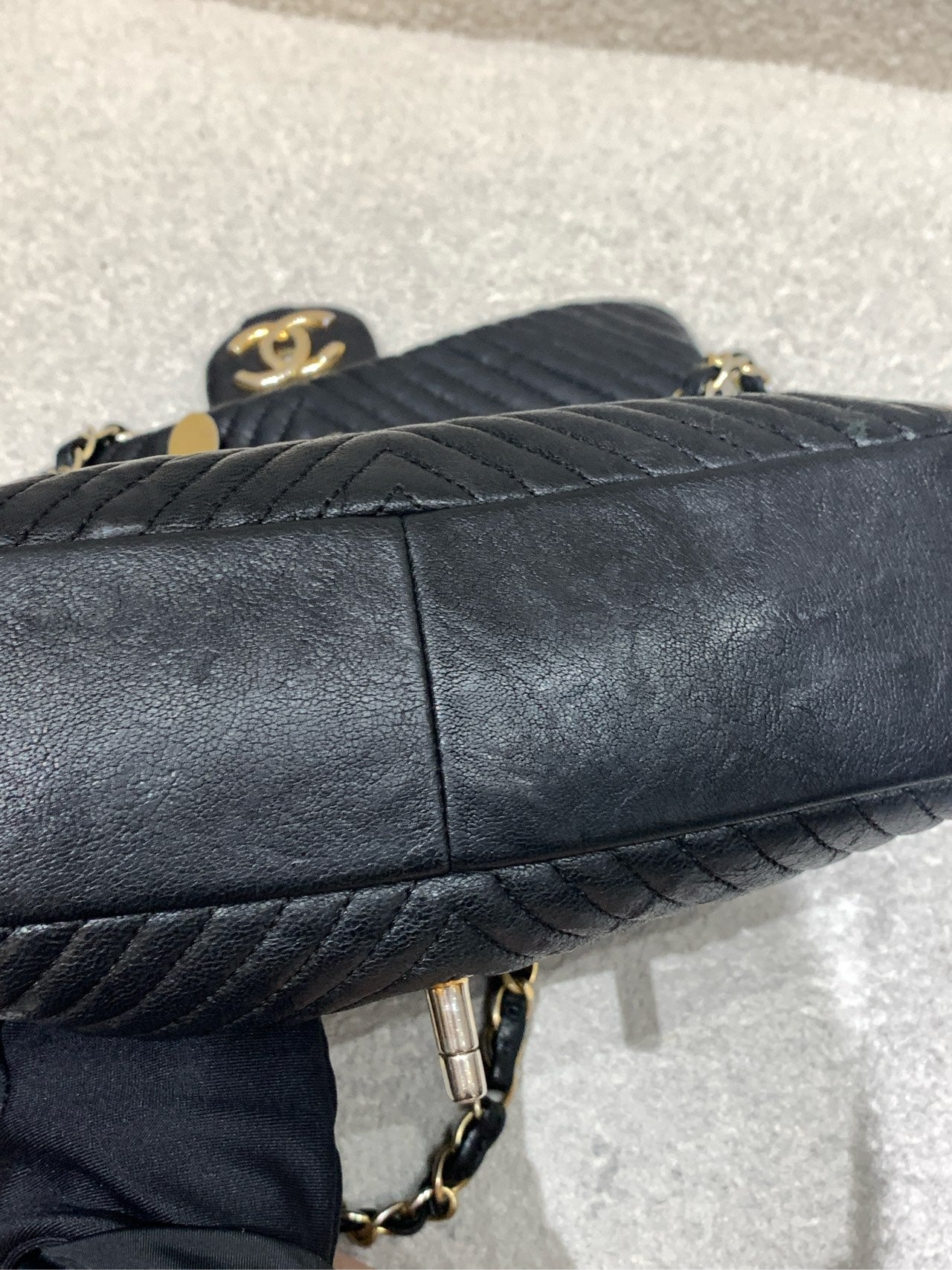 Chanel - CF Small V-Stitch Flap Bag - Leather - Black - (small)