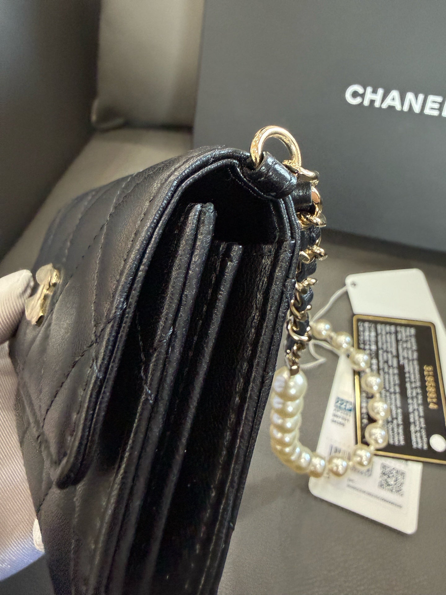 Chanel - 22P Pearl Chain Mini Clutch with Chain - Lambskin leather - Black - (mini)