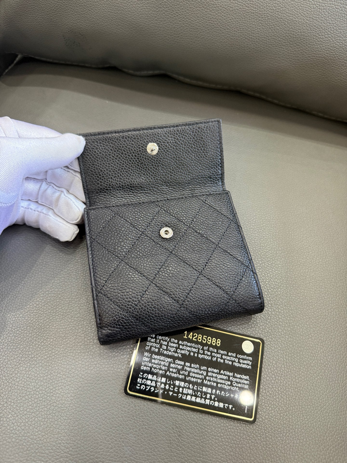 Chanel - Tri-fold Wallet - Caviar leather - Black - (small)