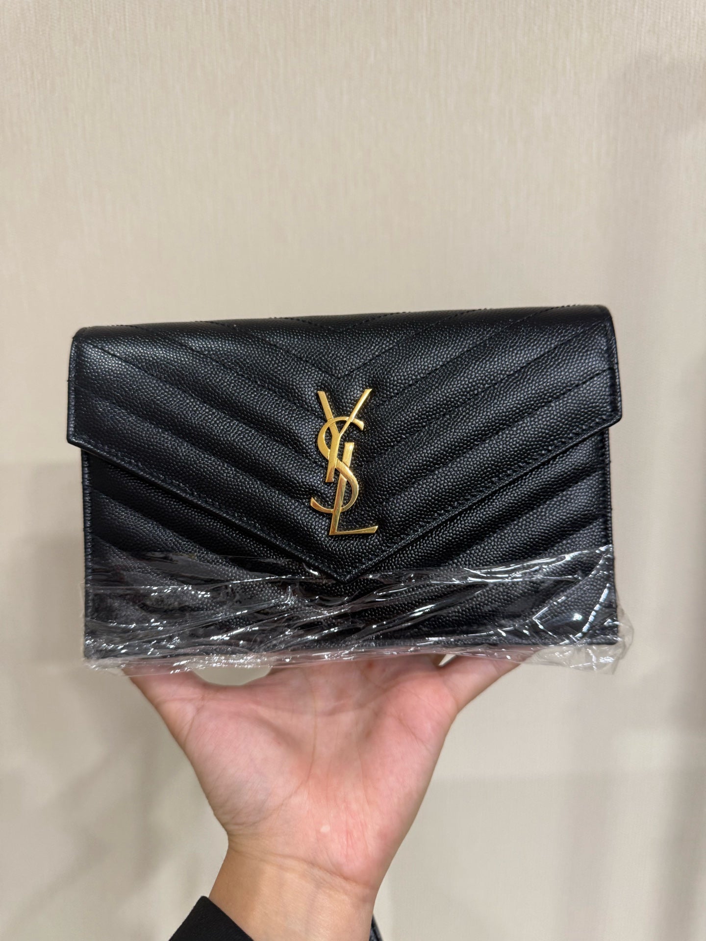 Saint Laurent - Monogram Envelope Chain Wallet - Grained calfskin leather - Black - (mini)