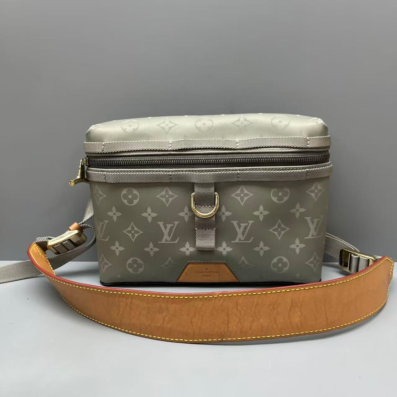 Louis Vuitton - Titanium Monogram Show Style Messenger Bag - Titanium-effect coated canvas and Vachetta leather - Grey with natural leather accents - (medium)