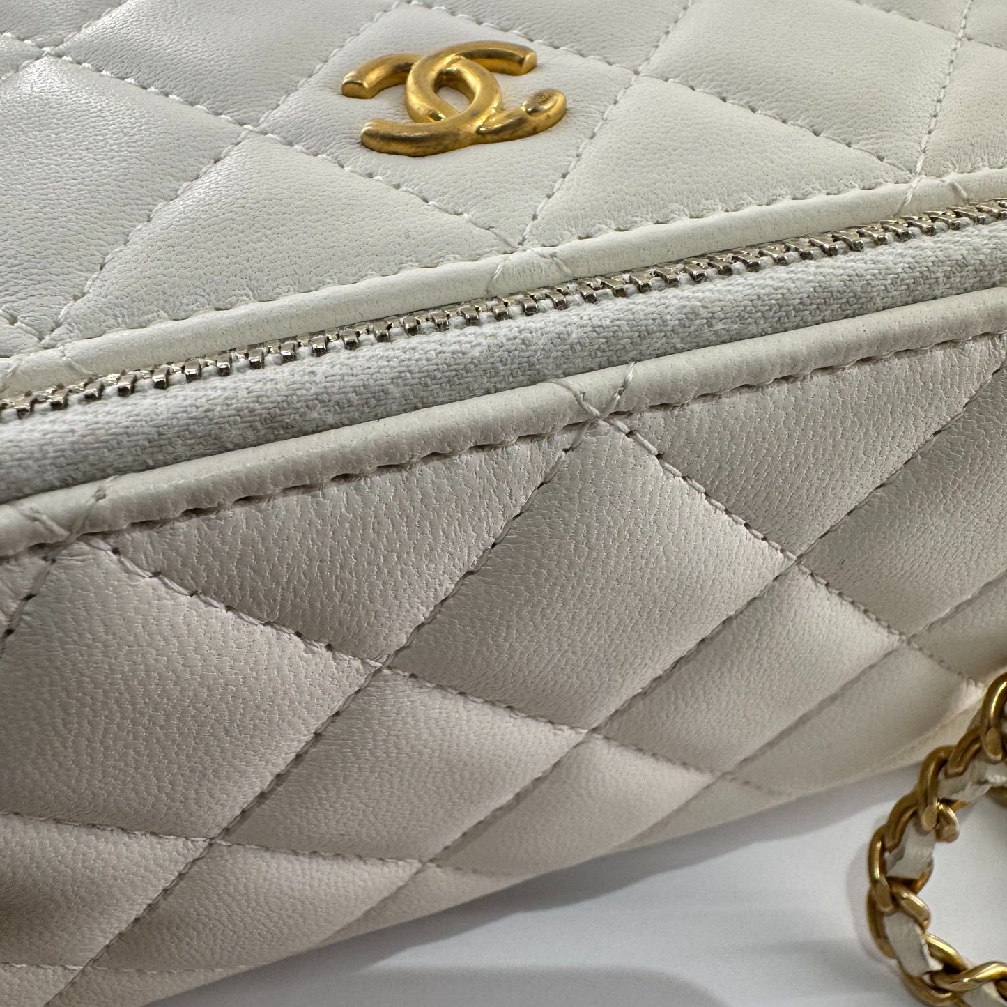 Chanel - Mini Vanity Case with Gold Ball - Lambskin leather - White - (mini)