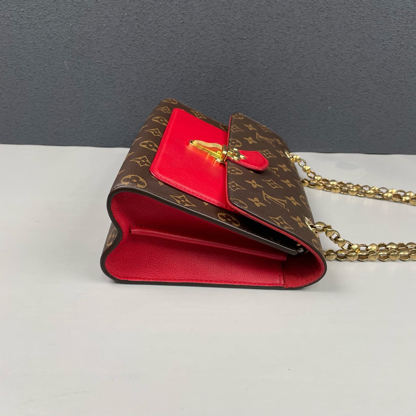 Louis Vuitton - Victoria Chain Bag - Monogram coated canvas with red grained leather trim - Brown with Red accents - (medium)