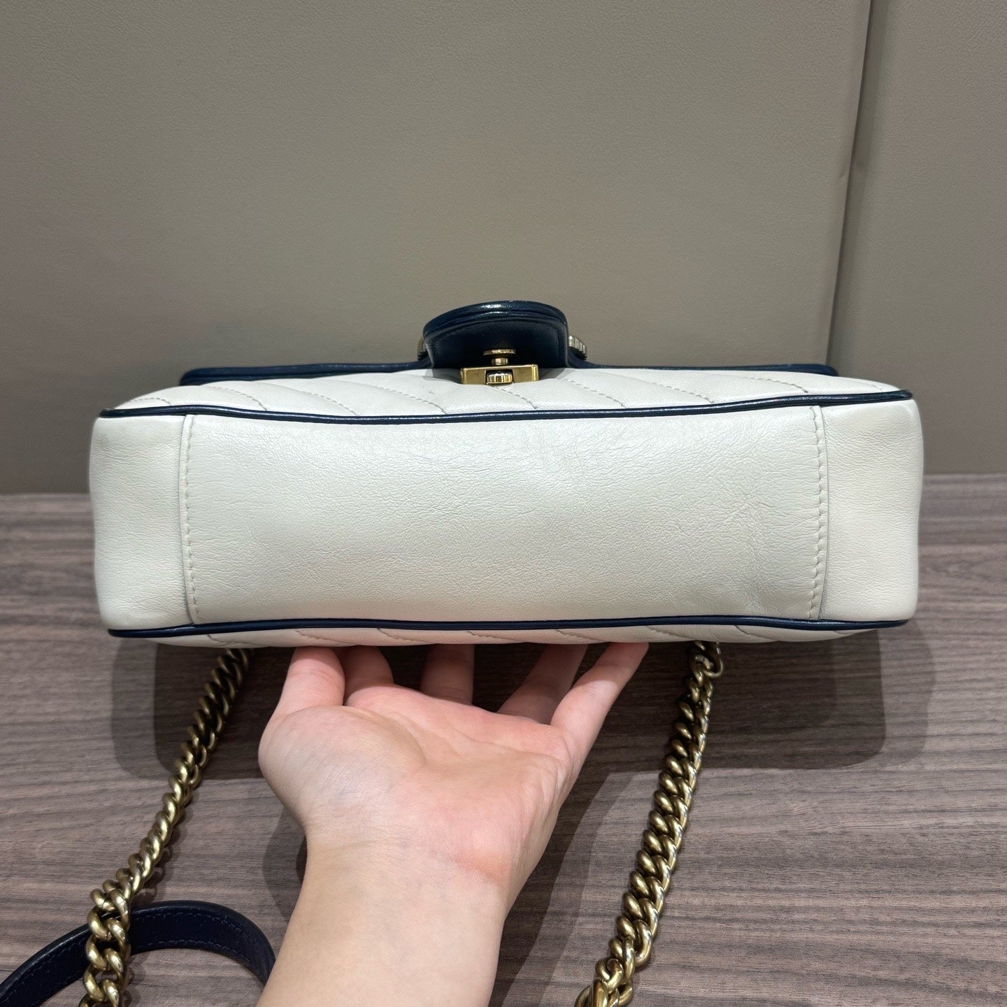Gucci - GG Marmont Matelassé Shoulder Bag 26 - Leather - White with Navy Trim - (Medium)