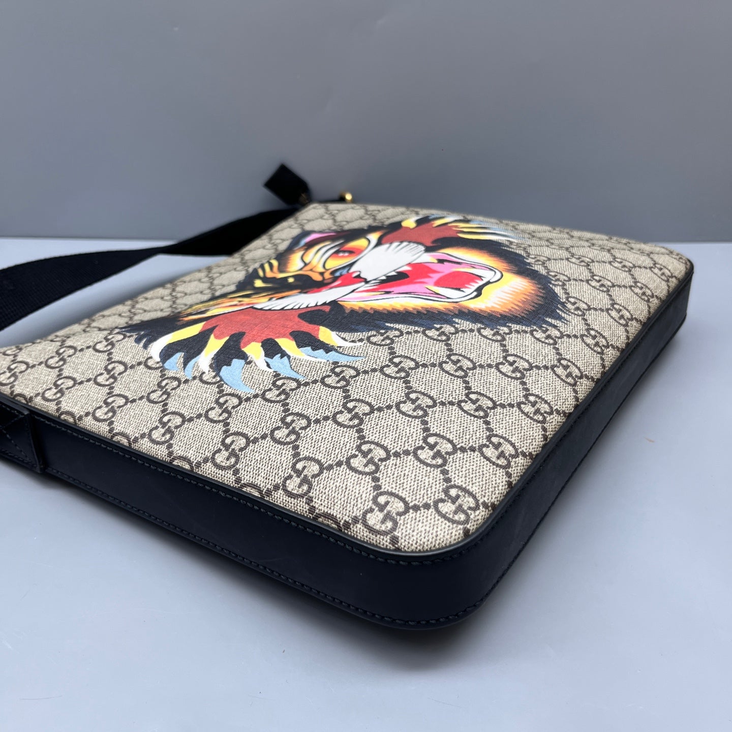 Gucci - GG Supreme Tiger Head Messenger Bag - Coated canvas with leather trim - Beige with multicolour tiger print and black trim - (medium)
