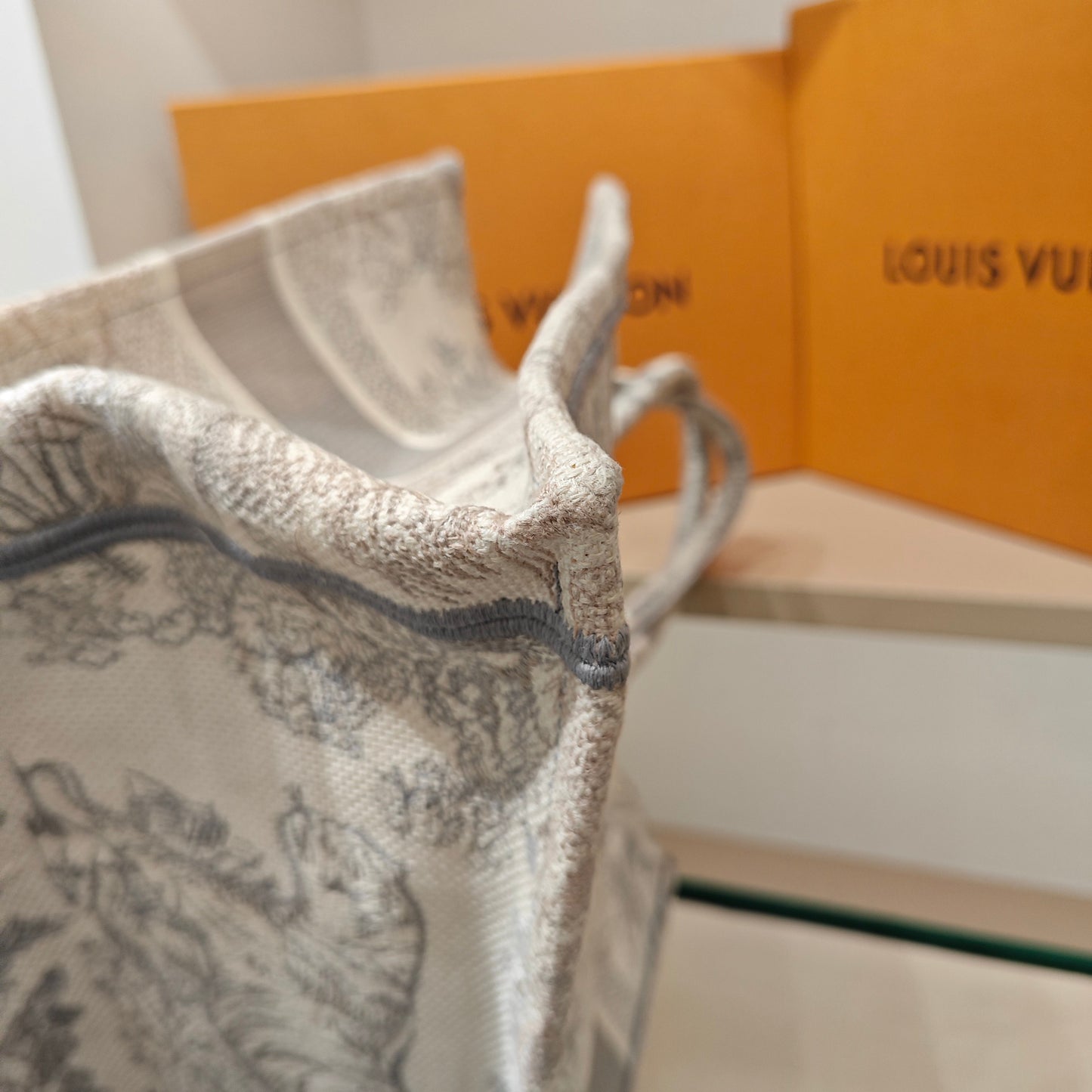 Dior - Book Tote Medium 'Toile de Jouy Sauvage' Animalier - Embroidered canvas - Beige and Grey - (Medium)