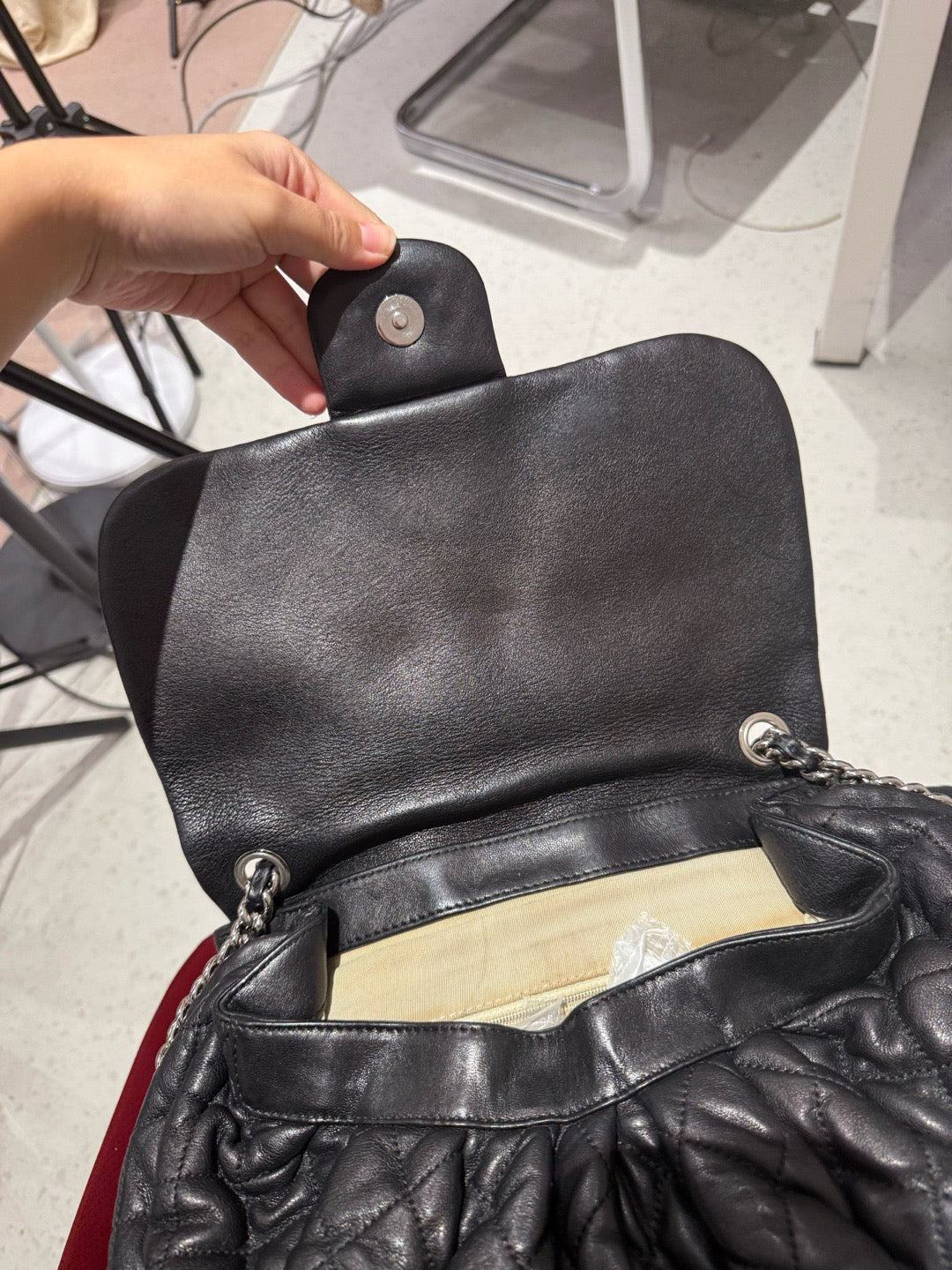 Chanel - Quilted Cloud Flap Bag - Lambskin leather - Black - (Medium)