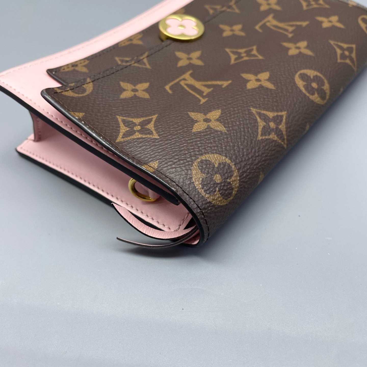 Louis Vuitton - Monogram Flower Lock Pochette - Monogram coated canvas with leather trim - Brown and Pink - (Mini)