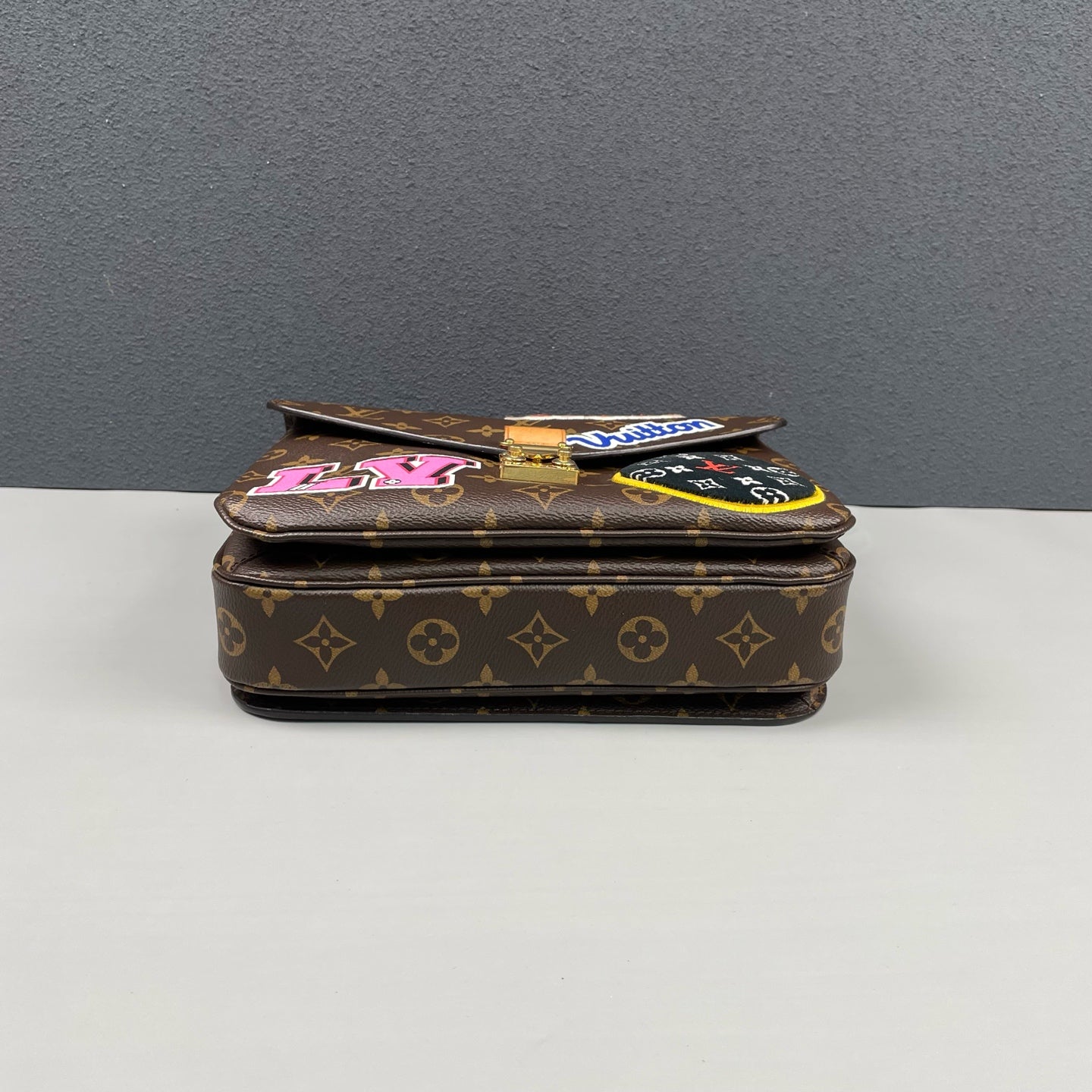 Louis Vuitton - Pochette Métis Monogram Patches - Monogram coated canvas with natural Vachetta leather trim and microfibre lining - Brown - (Medium)