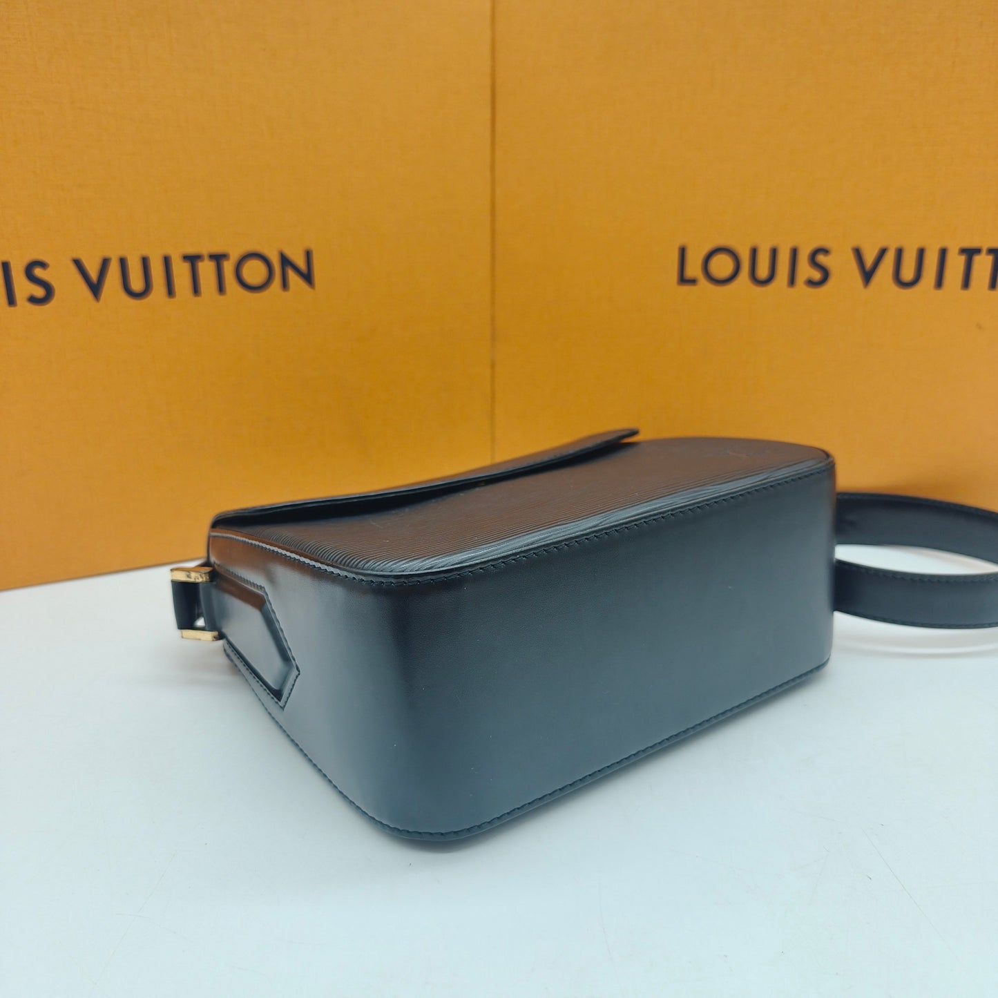 Louis Vuitton - Epi Box Messenger Bag - Leather - Black - (small)