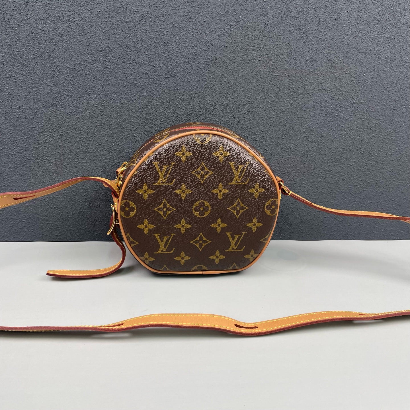 Louis Vuitton - Boîte Chapeau Souple PM - Monogram coated canvas with natural cowhide leather trim - Brown Monogram with natural Vachetta leather and red accents - (Mini)