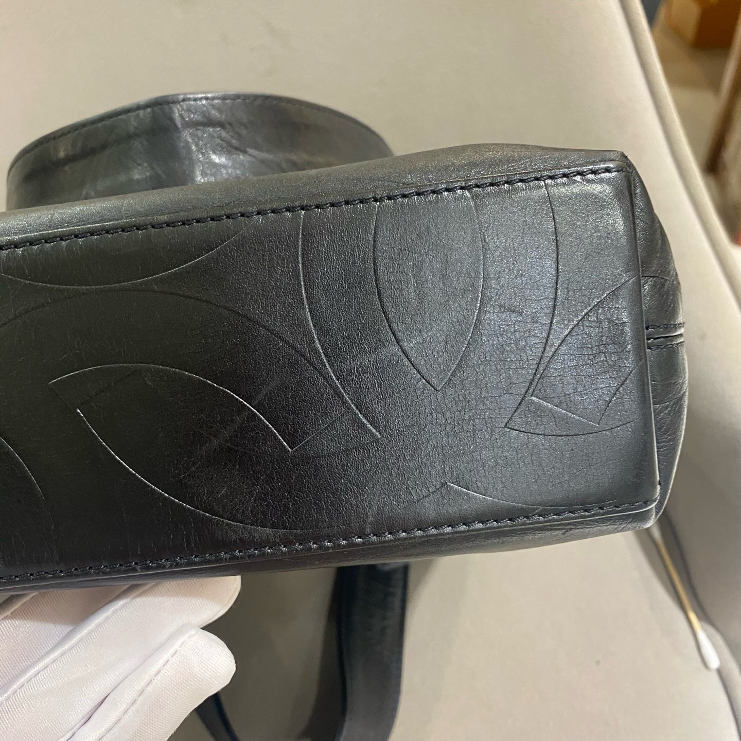 Chanel - Vintage Embossed CC Tote - Lambskin leather - Black - (Medium)