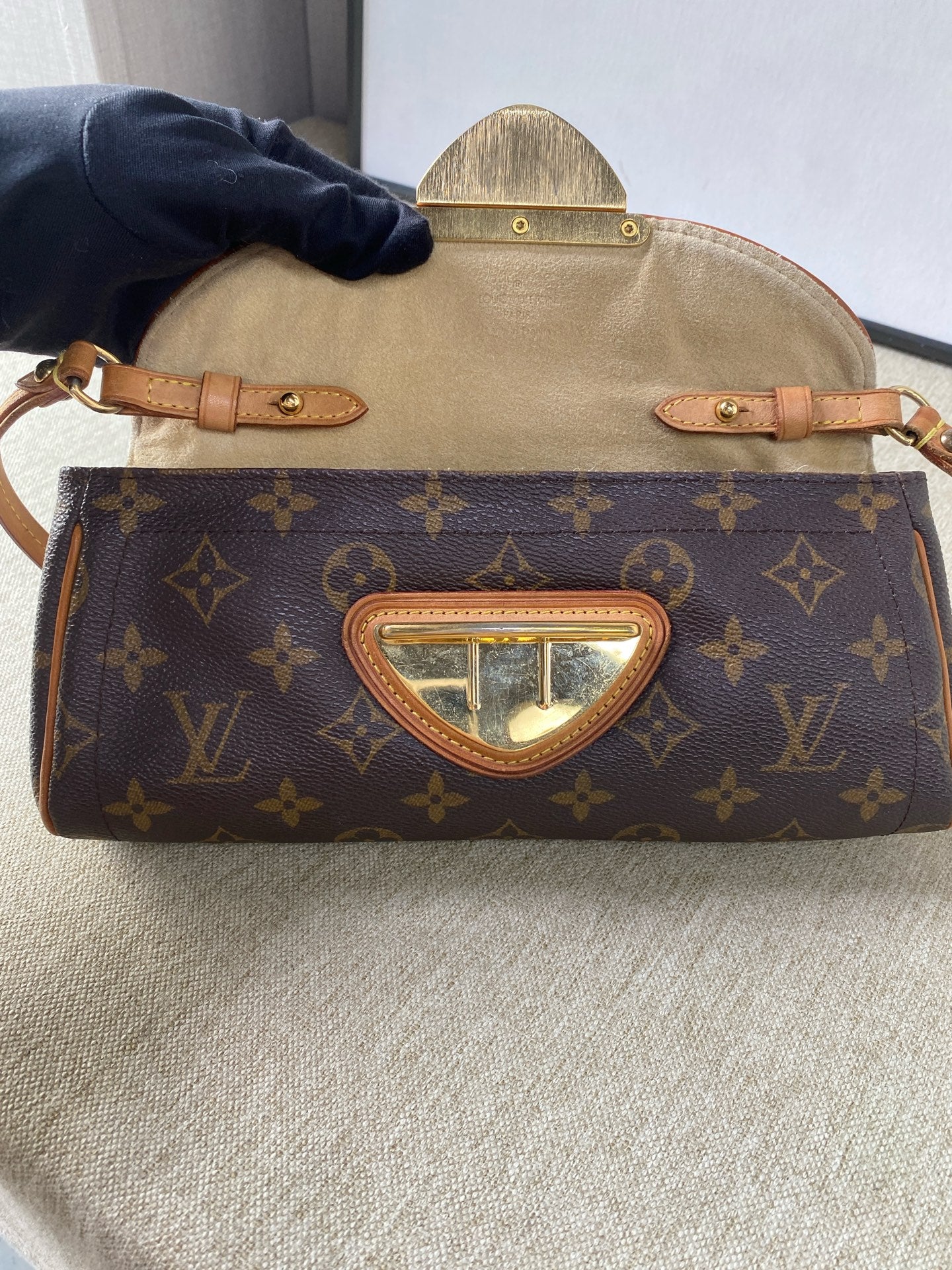 Louis Vuitton - Beverly Manhattan - Monogram coated canvas with Vachetta leather trim and gold-tone hardware - Brown - (Small)