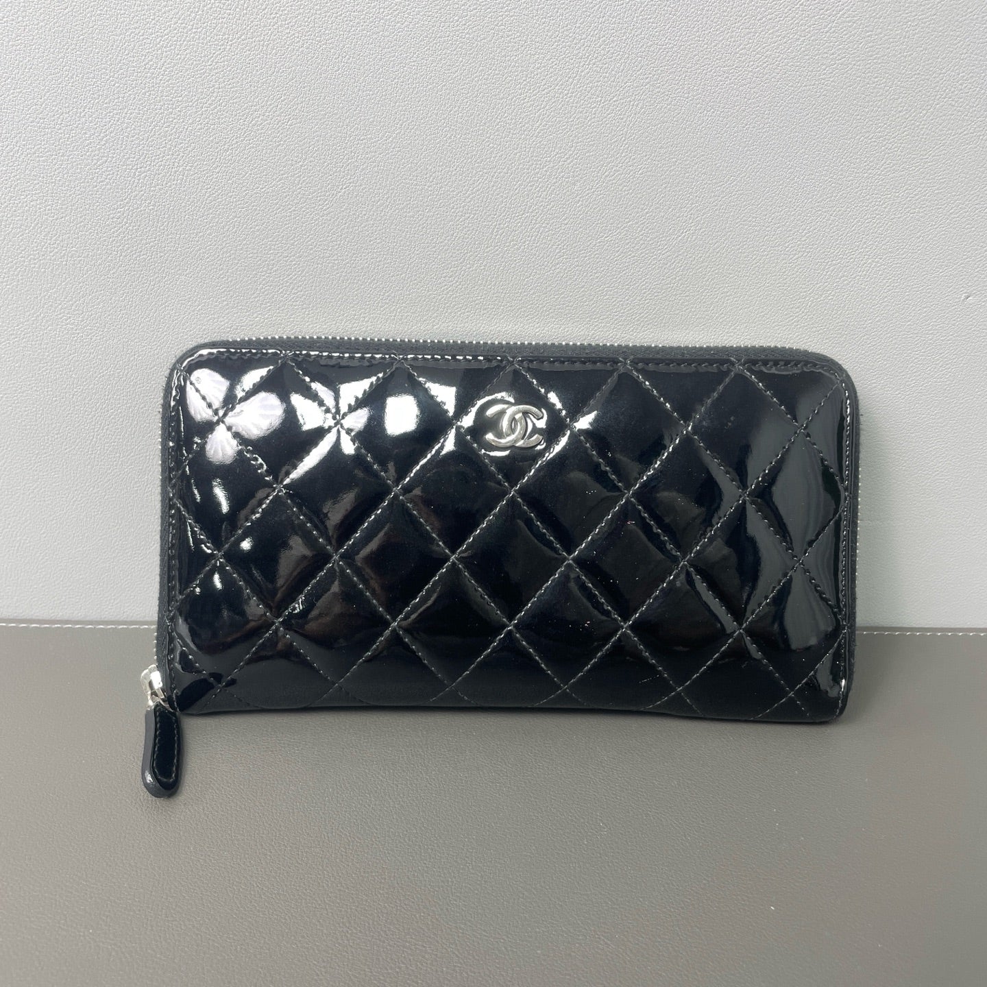 Chanel - Classic Quilted Zipped Wallet - Patent leather - Black - (medium)
