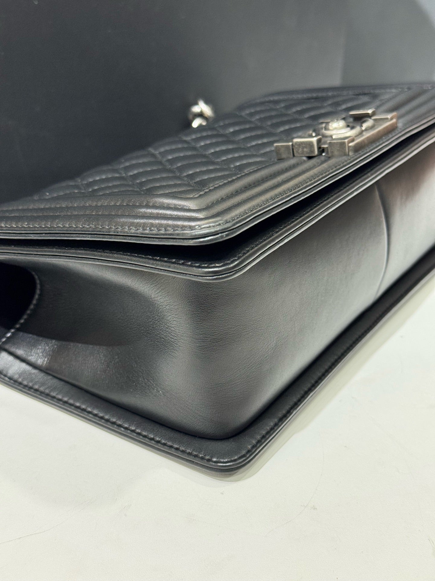 Chanel - Le Boy Medium - Grained Calfskin Leather - Black - (Medium)