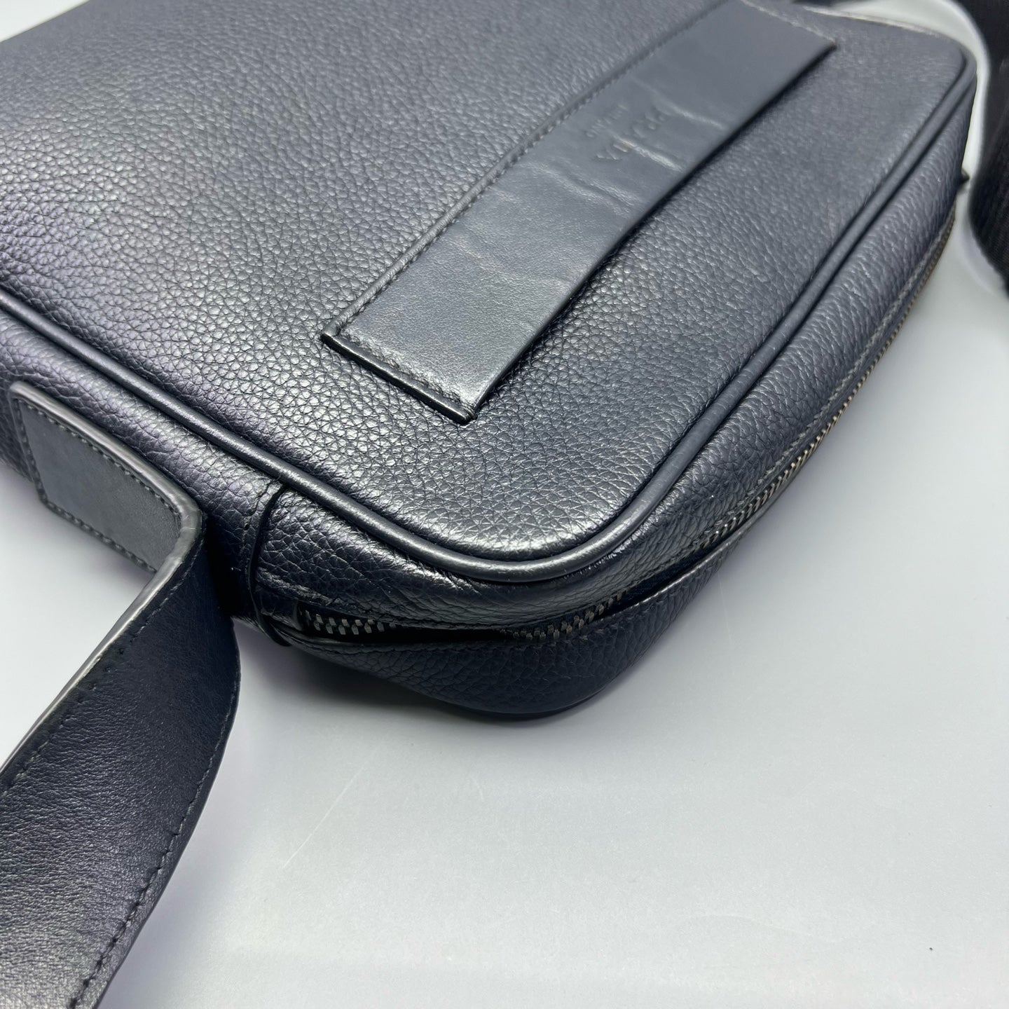 Prada - Crossbody Messenger Bag - Pebbled leather - Navy - (medium)