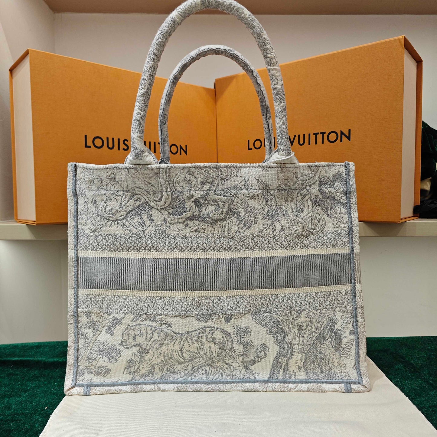 Dior - Book Tote Medium 'Toile de Jouy Sauvage' Animalier - Embroidered canvas - Beige and Grey - (Medium)