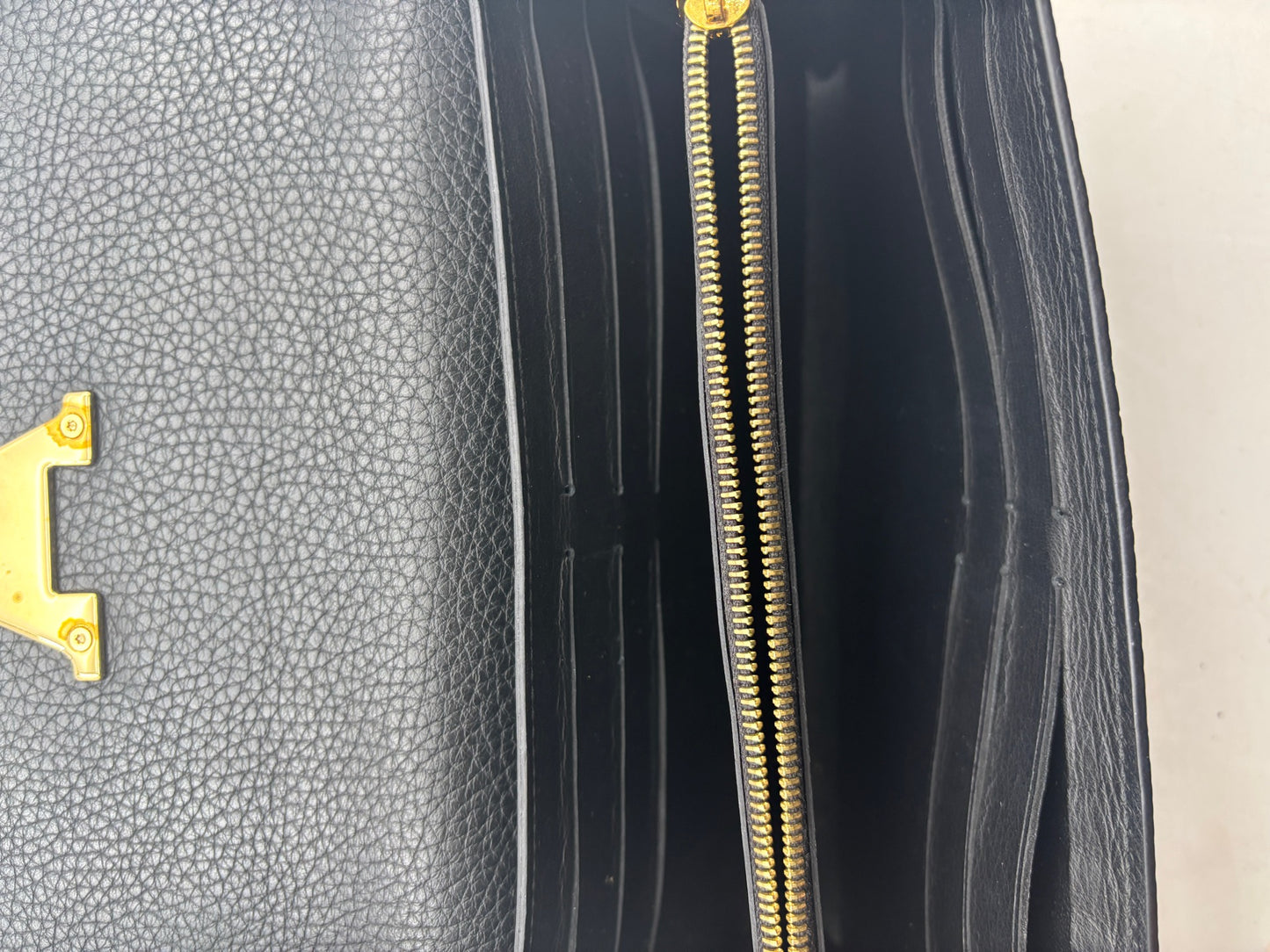 Louis Vuitton - Capucines Flap Wallet - Grained leather - Black - (medium)