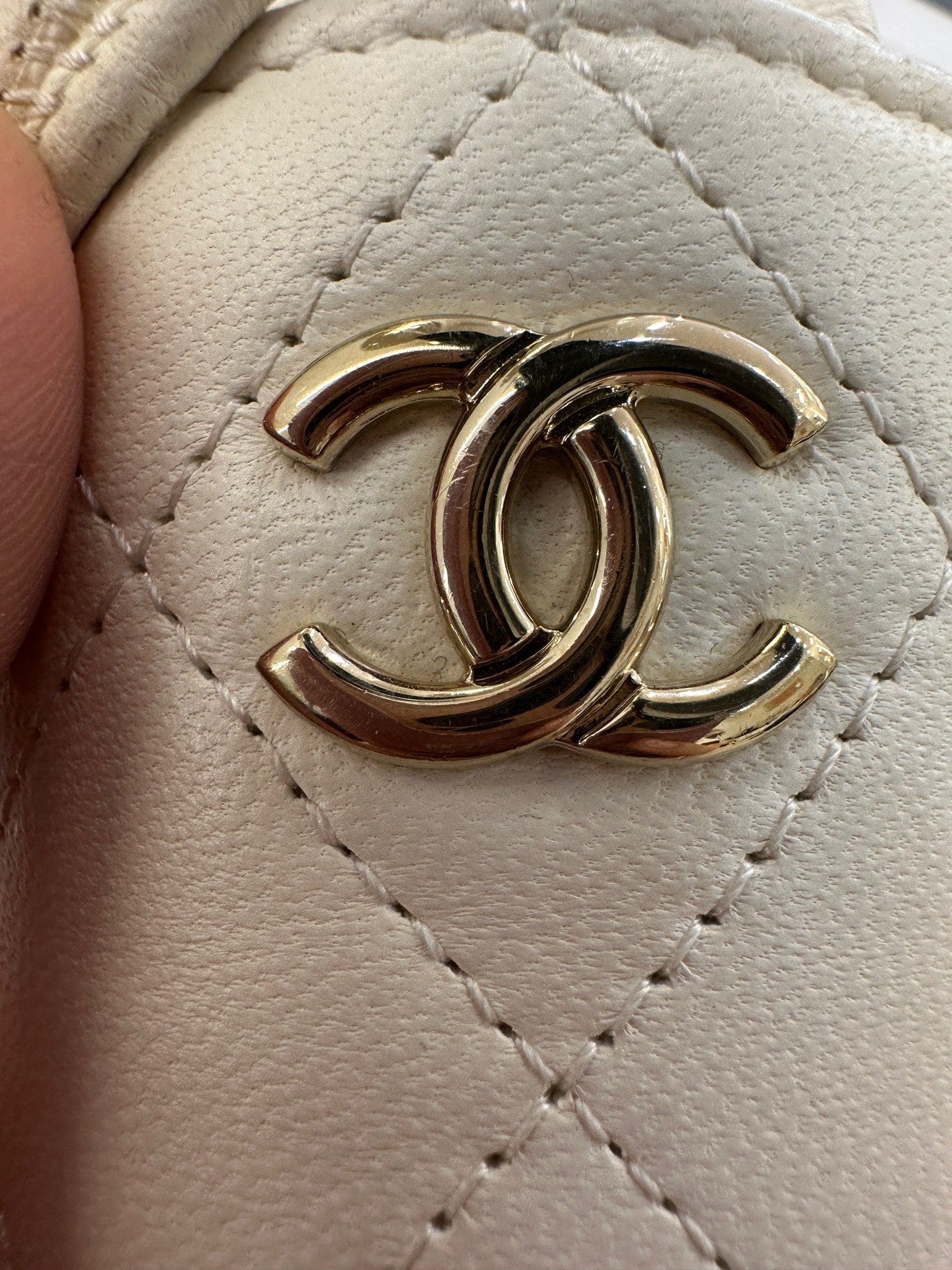 Chanel - Drawstring Bucket Bag - Quilted leather - White with Gold-Tone Hardware - (mini)