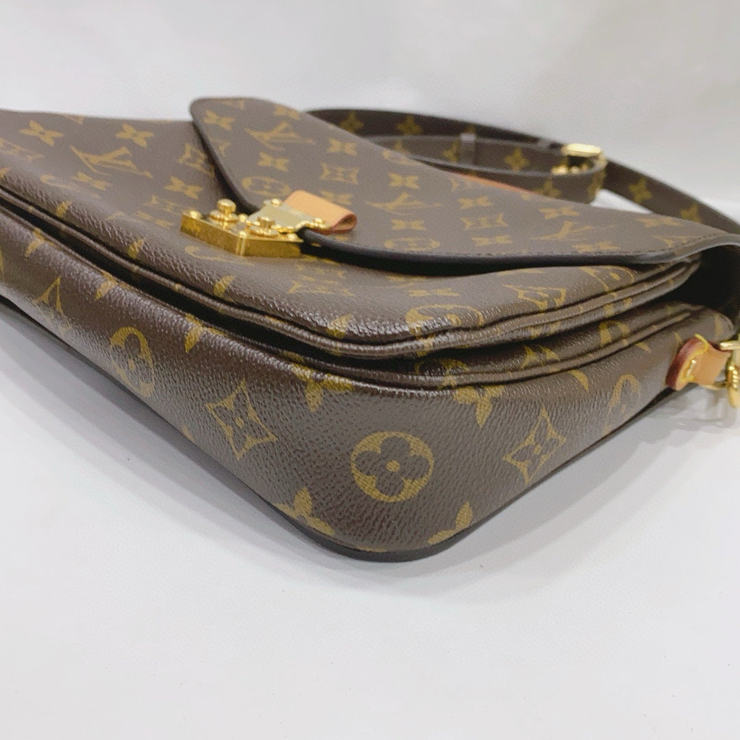 Louis Vuitton - Pochette Metis - Monogram coated canvas with natural cowhide leather trim - Brown - (medium)