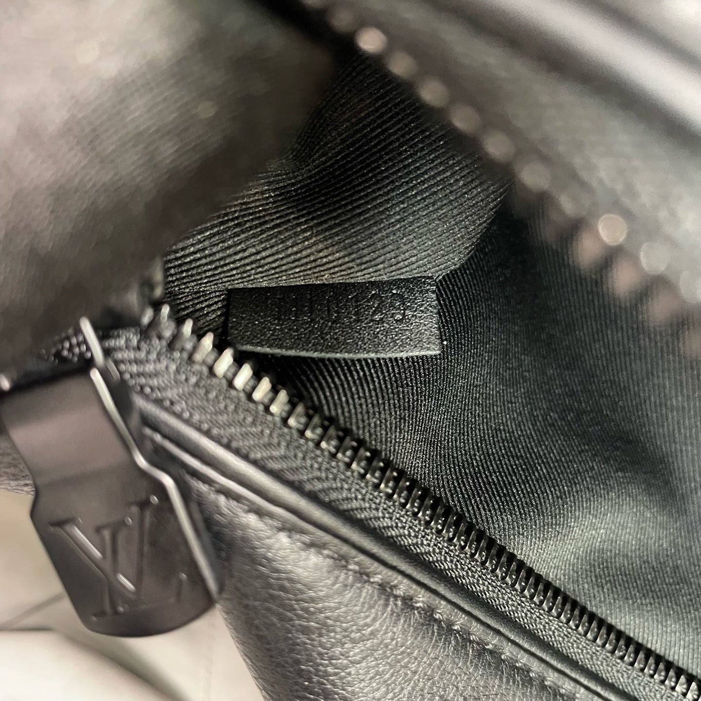 Louis Vuitton - Discovery Bumbag - Leather - Black - (medium)