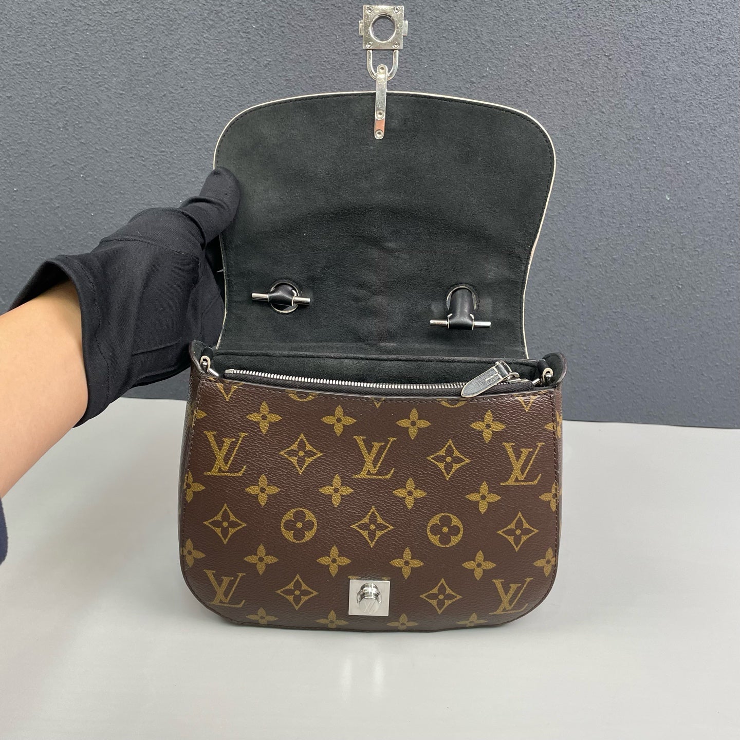 Louis Vuitton - Chain It Messenger PM - Monogram coated canvas and black smooth leather - Multicolour - (mini)