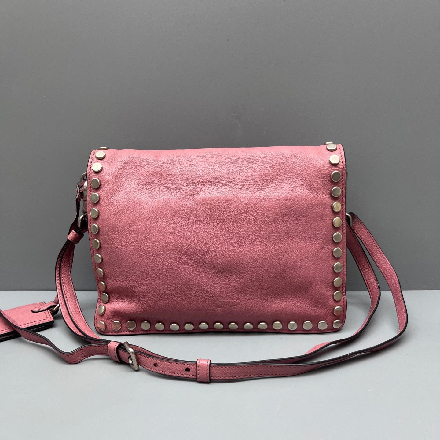 Prada - Etiquette Studded Messenger Bag - Pebbled leather - Pink - (Small)