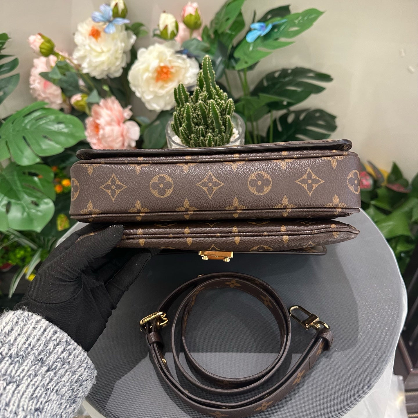 Louis Vuitton - Pochette Metis - Monogram coated canvas with natural cowhide leather trim - Brown - (Medium)