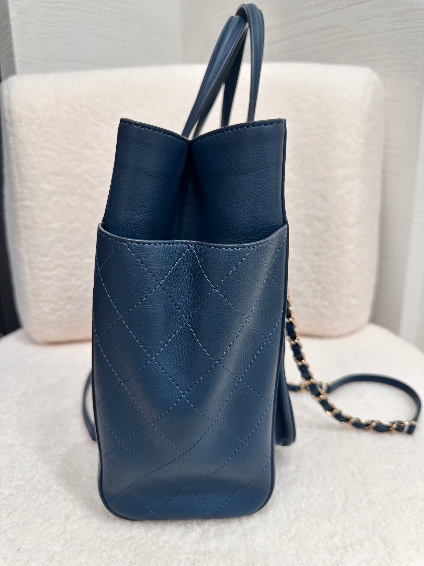 Chanel - Quilted Top Handle & Chain Strap Tote Bag - Grained leather - Blue - (Medium)