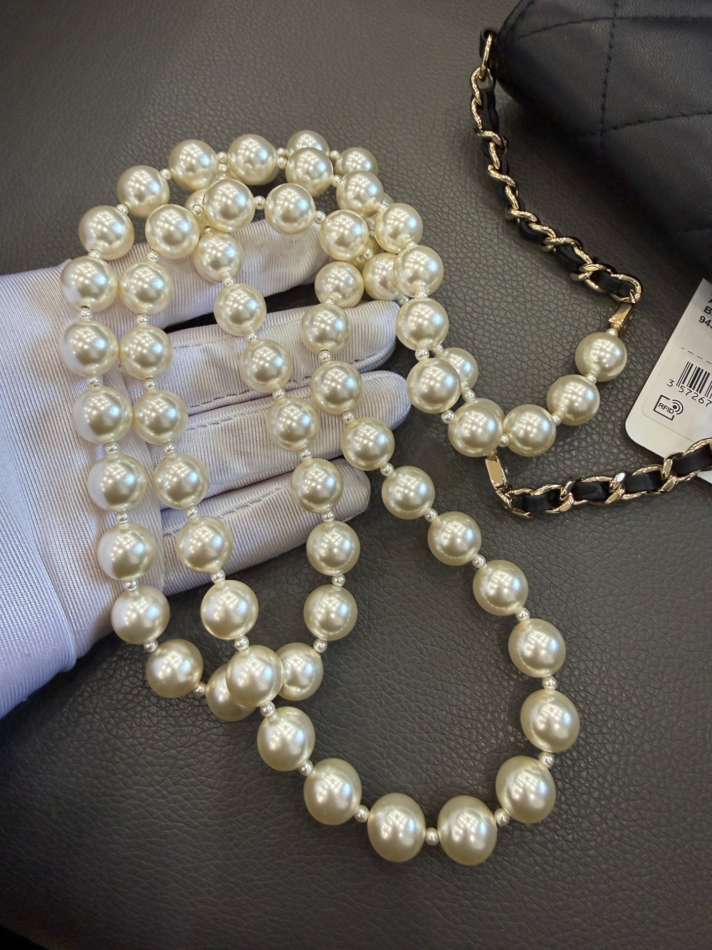 Chanel - 22P Pearl Chain Mini Clutch with Chain - Lambskin leather - Black - (mini)