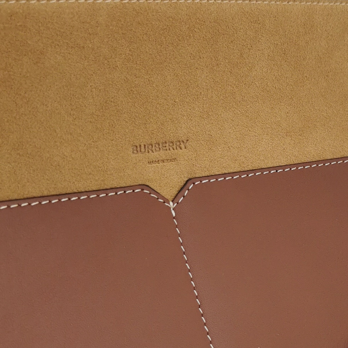 Burberry - Medium Pocket Bag - Grained leather - Brown - (Medium)
