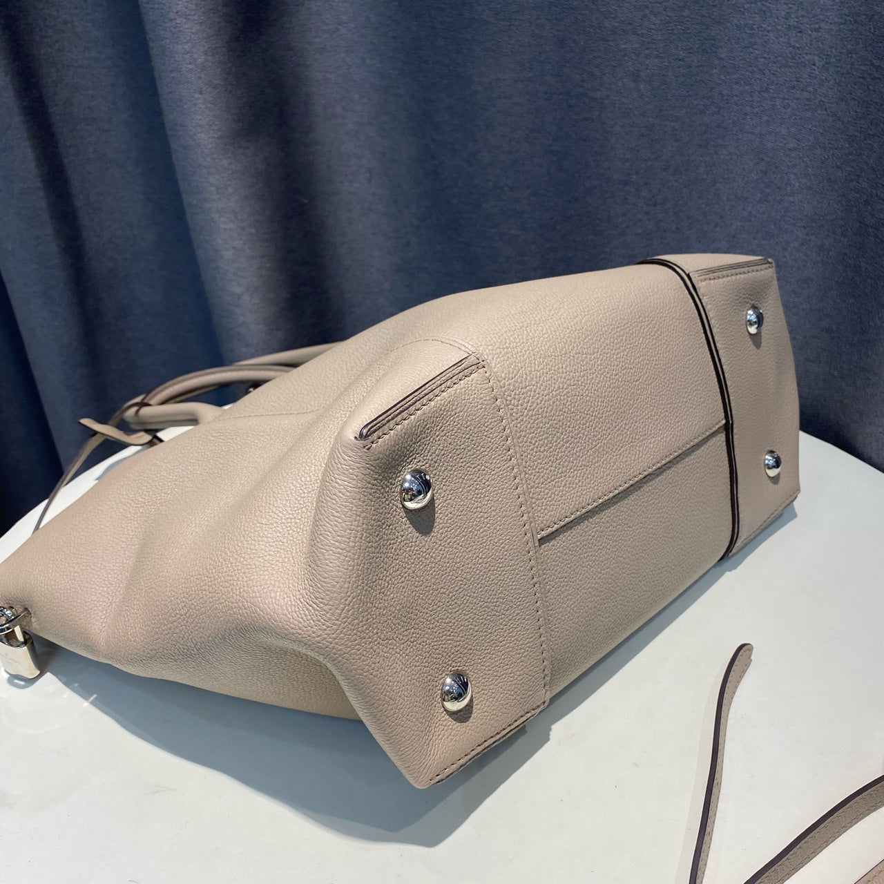 Louis Vuitton - Top Handle Handbag - Grained leather - Grey - (large)