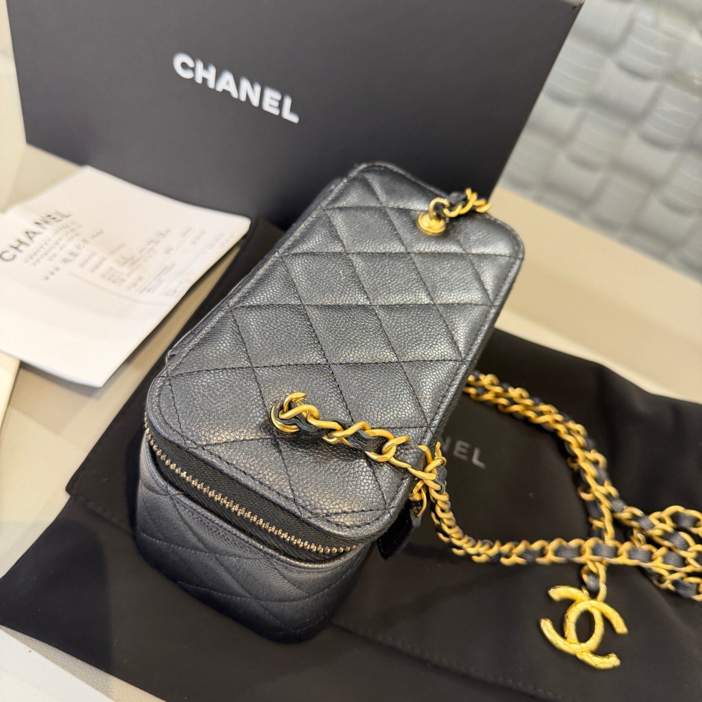 Chanel - 24S Small Quilted Vanity Case - Pearlescent caviar leather - Black - (mini)
