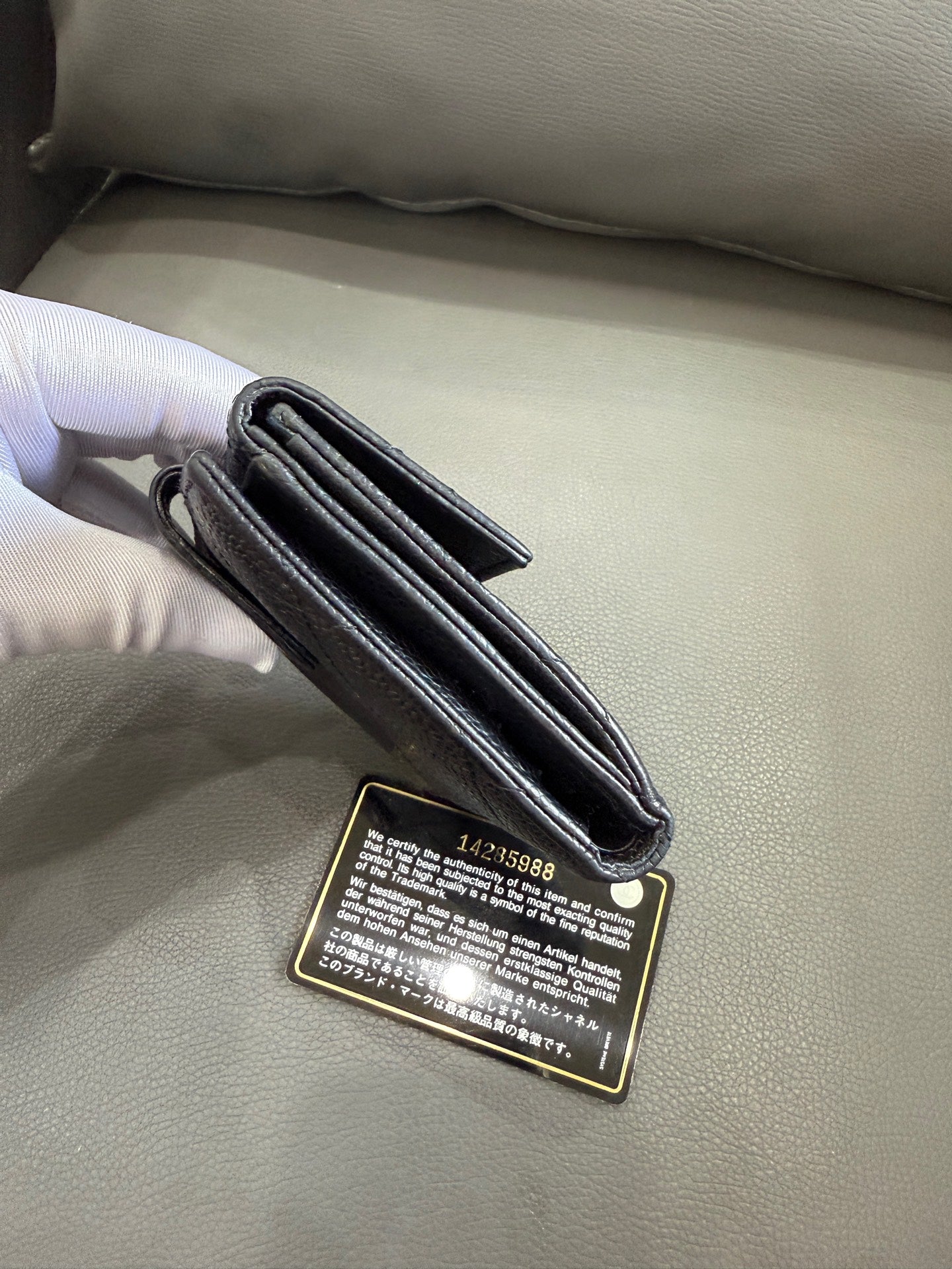 Chanel - Tri-fold Wallet - Caviar leather - Black - (small)