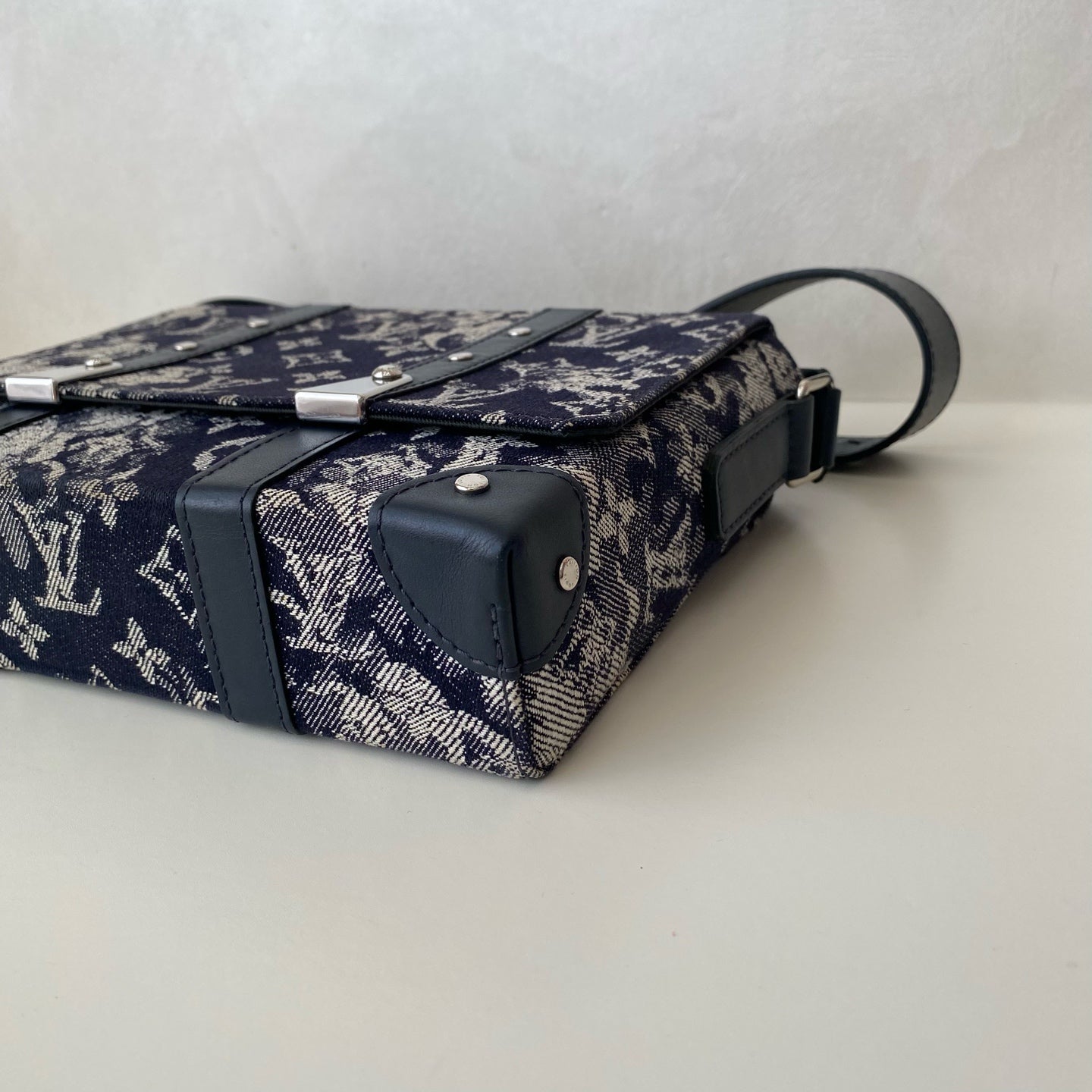 Louis Vuitton - Trunk Tapestry Messenger - Denim - Jeans with leather trim - Navy - (medium)