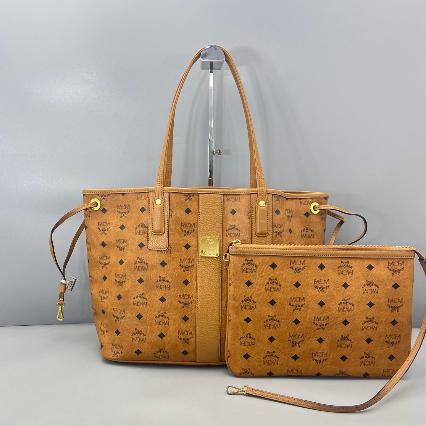 MCM - Visetos Reversible Shopper Tote with Pouch - Coated canvas with leather trim - Cognac - (Large)