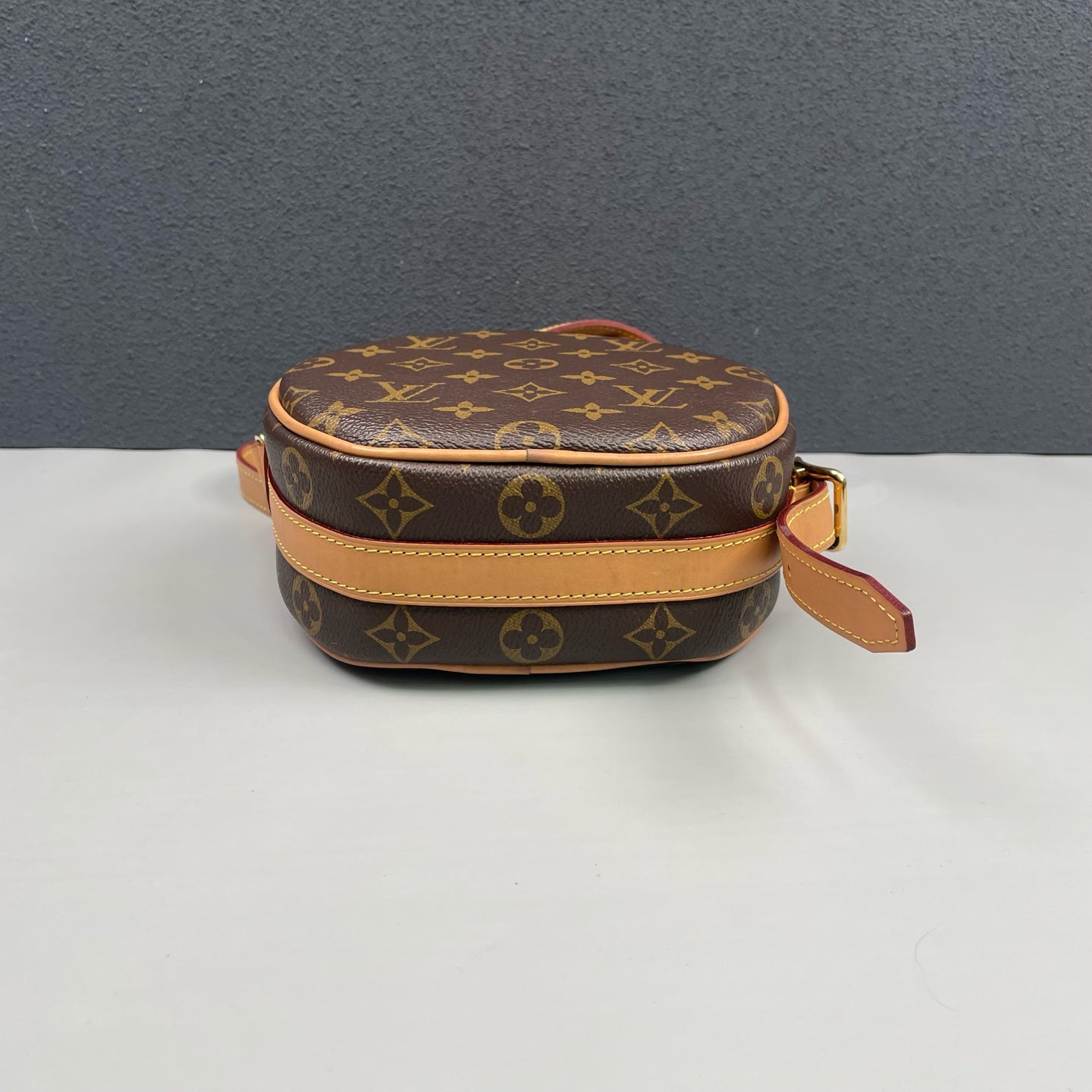 Louis Vuitton - Boîte Chapeau Souple PM - Monogram coated canvas with natural cowhide leather trim - Brown Monogram with natural Vachetta leather and red accents - (Mini)