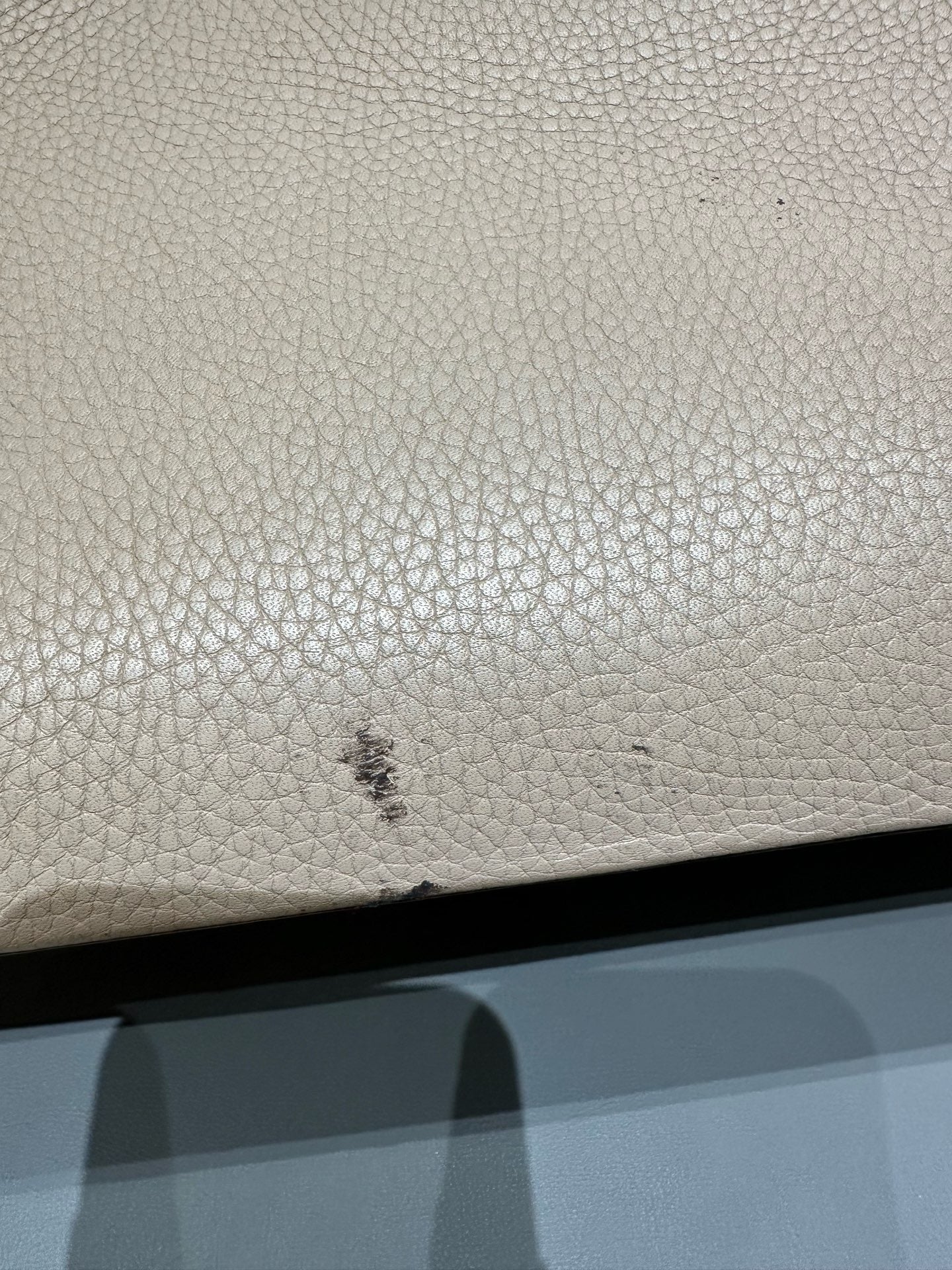 Louis Vuitton - Capucines GM - Taurillon leather - Grey with Gold-Tone Hardware - (Large)