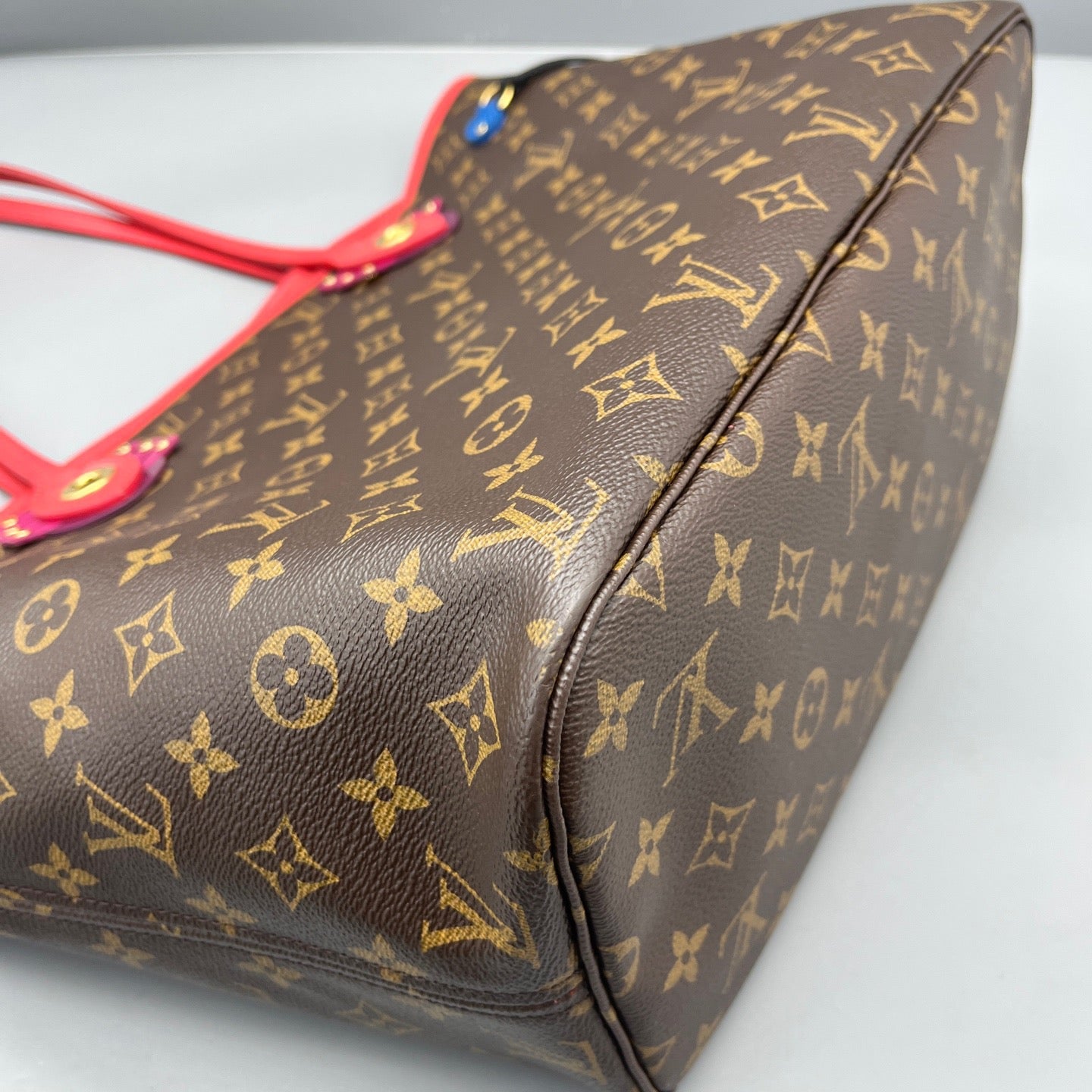Louis Vuitton - Neverfull MM Monogram Totem - Monogram coated canvas with leather trim - Multicolour - (medium)