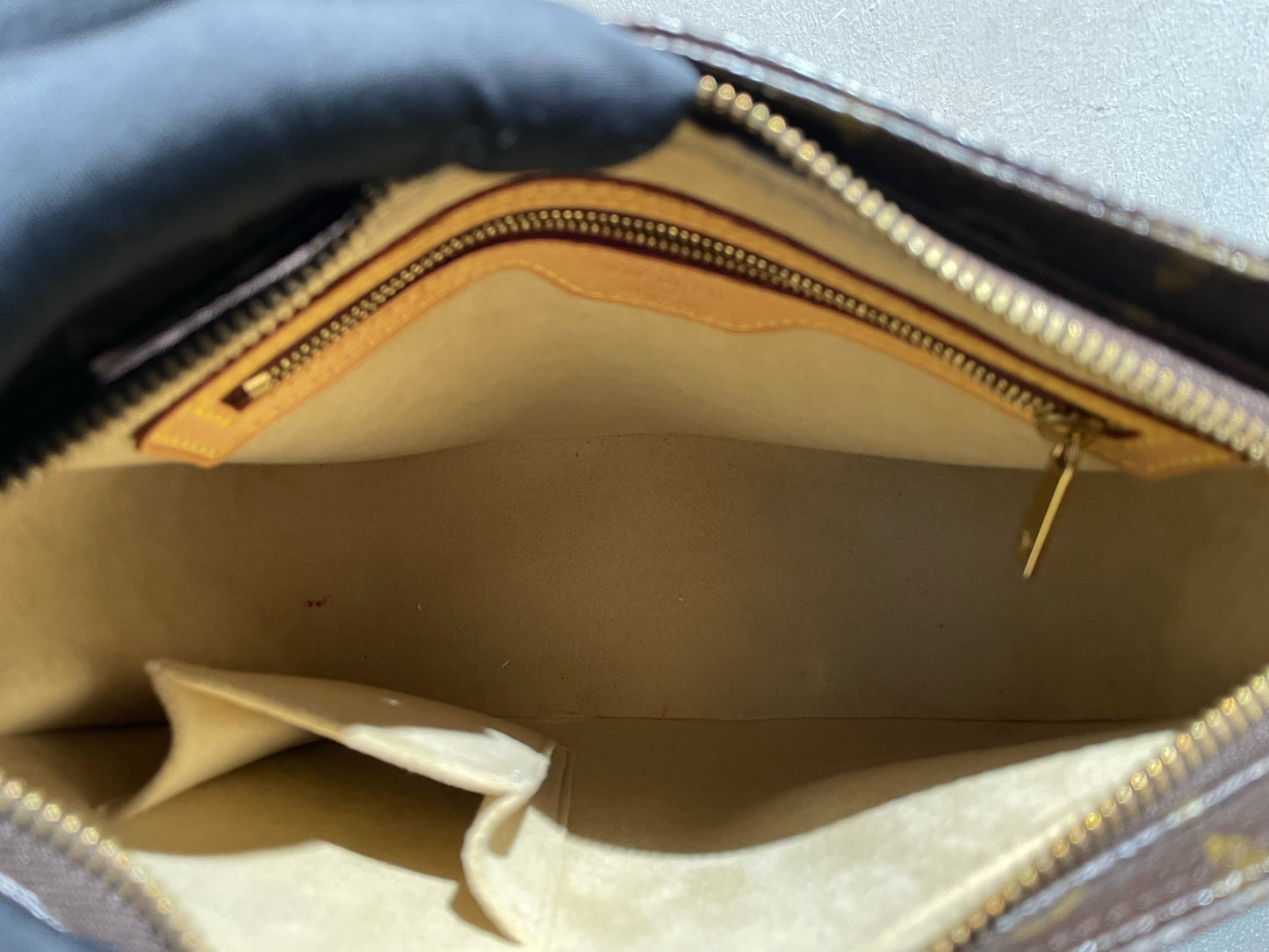 Louis Vuitton - Looping MM - Monogram coated canvas with natural cowhide leather (vachetta) trim - Brown - (Medium)