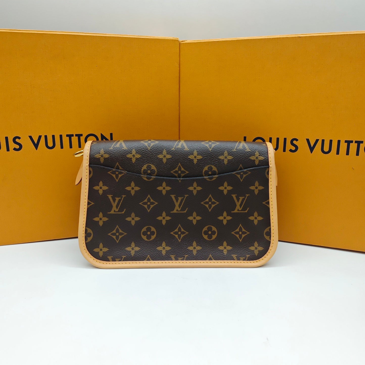 Louis Vuitton - Diane - Monogram coated canvas and Vachetta leather trim - Brown - (Small)